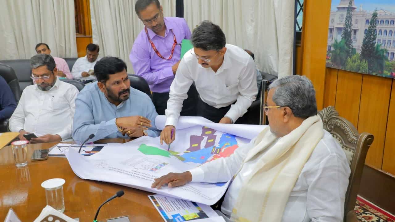 ಚಿತ್ರನಗರಿ ನಿರ್ಮಾಣ: ಅಧಿಕಾರಿಗಳ ಸಭೆ ನಡೆಸಿ ಸೂಚನೆ ನೀಡಿದ ಸಿಎಂ ಚಿತ್ರನಗರಿ ನಿರ್ಮಾಣ: ಅಧಿಕಾರಿಗಳ ಸಭೆ ನಡೆಸಿ ಸೂಚನೆ ನೀಡಿದ ಸಿಎಂ