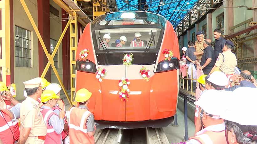 ಕರ್ನಾಟಕದಲ್ಲಿ ಕೇವಲ ಮೂರು ತಿಂಗಳಲ್ಲಿ ಟ್ರ್ಯಾಕ್ಗಿಳಿಯಲಿದೆ ಅತ್ಯಾಧುನಿಕ ವಂದೇ ಭಾರತ್ ಸ್ಲೀಪರ್ ಕೋಚ್ ರೈಲು