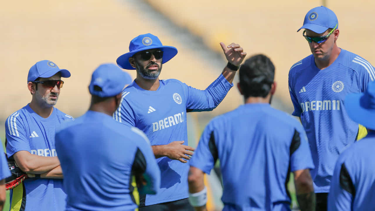 ಭಾರತ ಹಾಗೂ ಬಾಂಗ್ಲಾದೇಶ ನಡುವಿನ ಮೊದಲ ಟೆಸ್ಟ್ ಪಂದ್ಯಕ್ಕೆ ಆತಿಥ್ಯವಹಿಸಲು ಚೆನ್ನೈನ ಎಂಎ ಚಿದಂಬರಂ ಸ್ಟೇಡಿಯಂ ಸಜ್ಜಾಗಿದೆ. ಉಭಯ ತಂಡಗಳ ನಡುವಿನ ಮೊದಲ ಪಂದ್ಯ ನಾಳೆಯಿಂದ ಅಂದರೆ ಸೆಪ್ಟೆಂಬರ್ 19 ರಿಂದ ಆರಂಭವಾಗಲಿದೆ. ಈ ಪಂದ್ಯಕ್ಕೆ ಟೀಂ ಇಂಡಿಯಾದ ಆಡುವ ಬಳಗ ಹೇಗಿರಲಿದೆ ಎಂಬುದು ಎಲ್ಲರ ಕುತೂಹಲಕ್ಕೆ ಕಾರಣವಾಗಿದೆ. ಅದಕ್ಕೆ ಸಂಬಂಧಿಸಿದಂತೆ ಮುಖ್ಯ ಕೋಚ್ ಗೌತಮ್ ಗಂಭೀರ್ ಬಿಗ್ ಅಪ್ಡೇಟ್ ನೀಡಿದ್ದಾರೆ.