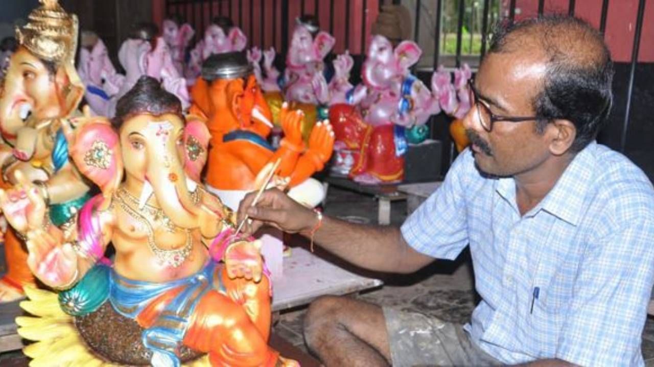 ಗಣೇಶ ಮೂರ್ತಿಗಳ ನುರಿತ ತಯಾಕರು ಕುಂದಾಪುರದ ರಾಜೇಶ್ ಗುಡಿಗಾರ್: ಇದು ಅಜ್ಜನ ಬಳುವಳಿ