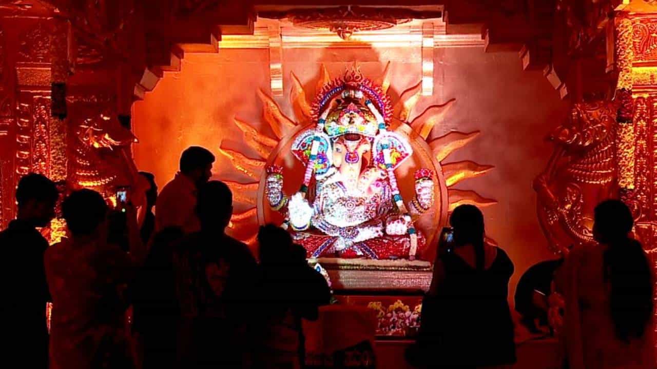 ಇಂದು ನಾಡಿನೆಲ್ಲಡೆ ಗಣೇಶ ಚತುರ್ಥಿ ಹಬ್ಬದ ಸಂಭ್ರಮ. ಎಲ್ಲೆಡೆ ಅದ್ದೂರಿಯಿಂದ ಗಣೇಶ ಚತುರ್ಥಿಯನ್ನ ಬರಮಾಡಿಕೊಂಡಿದ್ದು, ವಿಜೃಂಭಣೆಯಿಂದ ಹಬ್ಬವನ್ನ ಆಚಾರಿಸಲಾಗಿದೆ. ರಾಜ್ಯ ರಾಜಕೀಯ ನಾಯಕರು ಕೂಡ ತಮ್ಮ ಕುಟುಂಬದವರೊಂದಿಗೆ ಗಣೇಶ ಹಬ್ಬವನ್ನು ಆಚರಿಸಿದ್ದಾರೆ. ಅದರ ಒಂದು ಝಲಕ್ ಇಲ್ಲಿದೆ ನೋಡಿ.