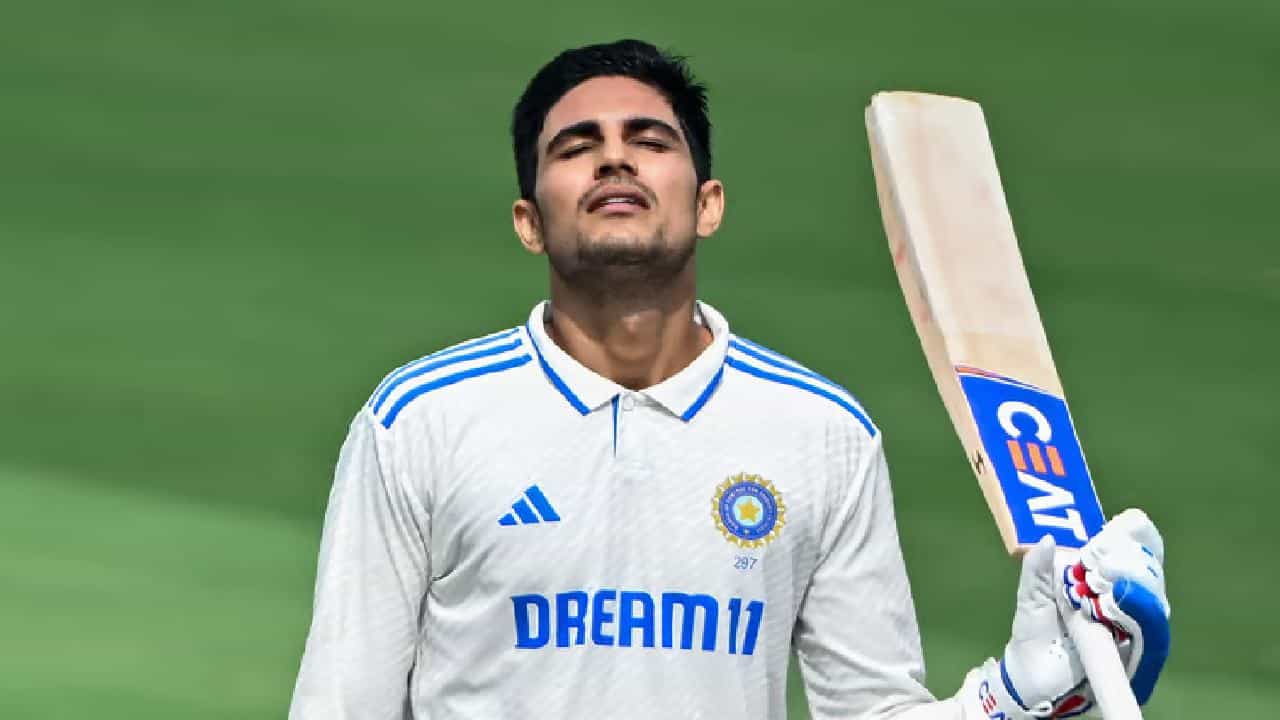 ಬಾಂಗ್ಲಾದೇಶ್ ವಿರುದ್ಧದ ಮೊದಲ ಟೆಸ್ಟ್ ಪಂದ್ಯದಲ್ಲಿ ಟೀಮ್ ಇಂಡಿಯಾದ ಯುವ ದಾಂಡಿಗ ಶುಭ್ಮನ್ ಗಿಲ್ ಭರ್ಜರಿ ಶತಕ ಸಿಡಿಸಿದ್ದಾರೆ. ಚೆನ್ನೈನ ಎಂಎ ಚಿದಂಬರಂ ಸ್ಟೇಡಿಯಂನಲ್ಲಿ ನಡೆಯುತ್ತಿರುವ ಈ ಪಂದ್ಯದ 2ನೇ ಇನಿಂಗ್ಸ್ನಲ್ಲಿ ಮೂರನೇ ಕ್ರಮಾಂಕದಲ್ಲಿ ಕಣಕ್ಕಿಳಿದ ಗಿಲ್ 161 ಎಸೆತಗಳಲ್ಲಿ ಶತಕ ಪೂರೈಸಿದರು. ಈ ಶತಕದೊಂದಿಗೆ ವಿಶ್ವ ಟೆಸ್ಟ್ ಚಾಂಪಿಯನ್ಶಿಪ್ನಲ್ಲಿ ಅತ್ಯಧಿಕ ಸೆಂಚುರಿ ಸಿಡಿಸಿದ ಭಾರತೀಯ ಬ್ಯಾಟರ್ಗಳ ಪಟ್ಟಿಯಲ್ಲಿ ದ್ವಿತೀಯ ಸ್ಥಾನಕ್ಕೇರಿದ್ದಾರೆ.