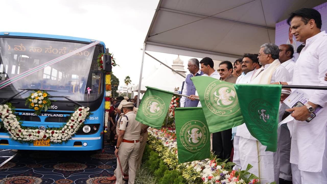 ಪ್ರಯಾಣಿಕರಿಗೆ ಗುಡ್ ನ್ಯೂಸ್: 100 ಹೊಸ ಬಿಎಂಟಿಸಿ ಬಸ್ಗಳಿಗೆ ಚಾಲನೆ ನೀಡಿದ ಸಿಎಂ ಸಿದ್ದರಾಮಯ್ಯ ಪ್ರಯಾಣಿಕರಿಗೆ ಗುಡ್ ನ್ಯೂಸ್: 100 ಹೊಸ ಬಿಎಂಟಿಸಿ ಬಸ್ಗಳಿಗೆ ಚಾಲನೆ ನೀಡಿದ ಸಿಎಂ ಸಿದ್ದರಾಮಯ್ಯ