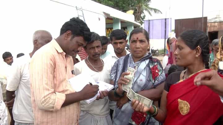 ದೇವಸ್ಥಾನ ನಿರ್ಮಾಣಕ್ಕೆ ಗೃಹಲಕ್ಷ್ಮೀ ಹಣ ದೇಣಿಗೆ ನೀಡಿದ ಮಹಿಳೆಯರು ದೇವಸ್ಥಾನ ನಿರ್ಮಾಣಕ್ಕೆ ಗೃಹಲಕ್ಷ್ಮೀ ಹಣ ದೇಣಿಗೆ ನೀಡಿದ ಮಹಿಳೆಯರು
