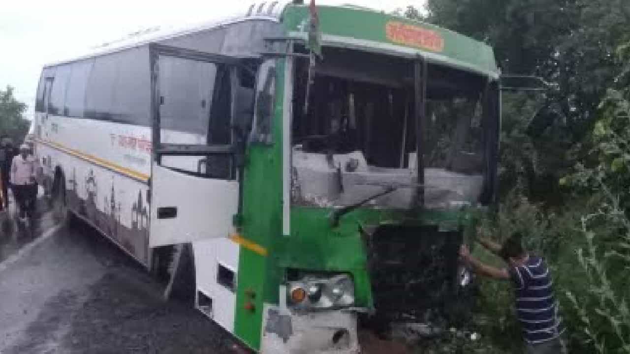 Hathras Accident: ಉತ್ತರ ಪ್ರದೇಶದ ಹತ್ರಾಸ್ನಲ್ಲಿ ಮಿನಿ ಟ್ರಕ್ಗೆ ಬಸ್ ಡಿಕ್ಕಿ; 12 ಜನ ಸಾವು, 16 ಮಂದಿಗೆ ಗಾಯ Hathras Accident: ಉತ್ತರ ಪ್ರದೇಶದ ಹತ್ರಾಸ್ನಲ್ಲಿ ಮಿನಿ ಟ್ರಕ್ಗೆ ಬಸ್ ಡಿಕ್ಕಿ; 12 ಜನ ಸಾವು, 16 ಮಂದಿಗೆ ಗಾಯ