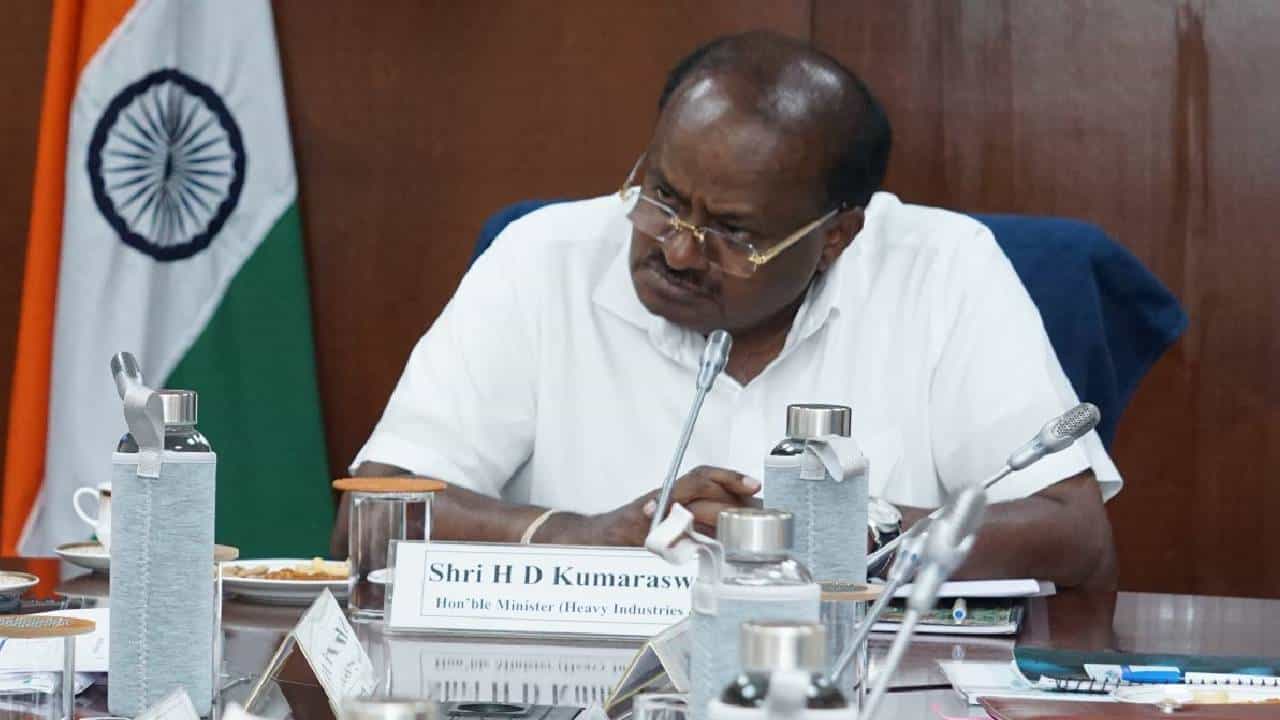 ಶಿರೂರು ಗುಡ್ಡ ಕುಸಿತದಲ್ಲಿ ಕಾಣೆಯಾಗಿರುವ ಜಗನಾಥ್ ಪುತ್ರಿಗೆ ನೌಕರಿ ಕೊಡಿಸಿದ ಹೆಚ್ಡಿ ಕುಮಾರಸ್ವಾಮಿ ಶಿರೂರು ಗುಡ್ಡ ಕುಸಿತದಲ್ಲಿ ಕಾಣೆಯಾಗಿರುವ ಜಗನಾಥ್ ಪುತ್ರಿಗೆ ನೌಕರಿ ಕೊಡಿಸಿದ ಹೆಚ್ಡಿ ಕುಮಾರಸ್ವಾಮಿ