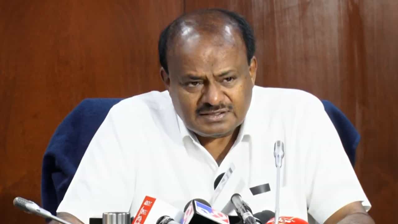 ನಾಗಮಂಗಲ ಗಲಭೆ: ಪರಮೇಶ್ವರ್ ಹೇಳಿಕೆಯಿಂದ ಕೆರಳಿದ ಕುಮಾರಸ್ವಾಮಿ, ಕಾಂಗ್ರೆಸ್ ವಿರುದ್ಧ ವಾಗ್ದಾಳಿ ನಾಗಮಂಗಲ ಗಲಭೆ: ಪರಮೇಶ್ವರ್ ಹೇಳಿಕೆಯಿಂದ ಕೆರಳಿದ ಕುಮಾರಸ್ವಾಮಿ, ಕಾಂಗ್ರೆಸ್ ವಿರುದ್ಧ ವಾಗ್ದಾಳಿ