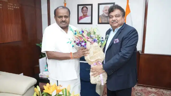 ಸಿಎಂ ಕುರ್ಚಿ ಗುದ್ದಾಟದ ಮಧ್ಯ ದಿಲ್ಲಿಯಲ್ಲಿ ಕುಮಾರಸ್ವಾಮಿಯನ್ನು ಭೇಟಿಯಾದ ಎಂಬಿ ಪಾಟೀಲ್ ಸಿಎಂ ಕುರ್ಚಿ ಗುದ್ದಾಟದ ಮಧ್ಯ ದಿಲ್ಲಿಯಲ್ಲಿ ಕುಮಾರಸ್ವಾಮಿಯನ್ನು ಭೇಟಿಯಾದ ಎಂಬಿ ಪಾಟೀಲ್
