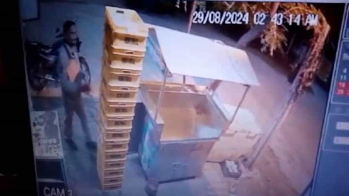 ಕೊಪ್ಪಳ: ಡ್ಯೂಟಿ ವೇಳೆ ಹಾಲು ಕದ್ದ ಹೆಡ್ ಕಾನ್ಸಟೇಬಲ್, ವಿಡಿಯೋ ವೈರಲ್ ಕೊಪ್ಪಳ: ಡ್ಯೂಟಿ ವೇಳೆ ಹಾಲು ಕದ್ದ ಹೆಡ್ ಕಾನ್ಸಟೇಬಲ್, ವಿಡಿಯೋ ವೈರಲ್