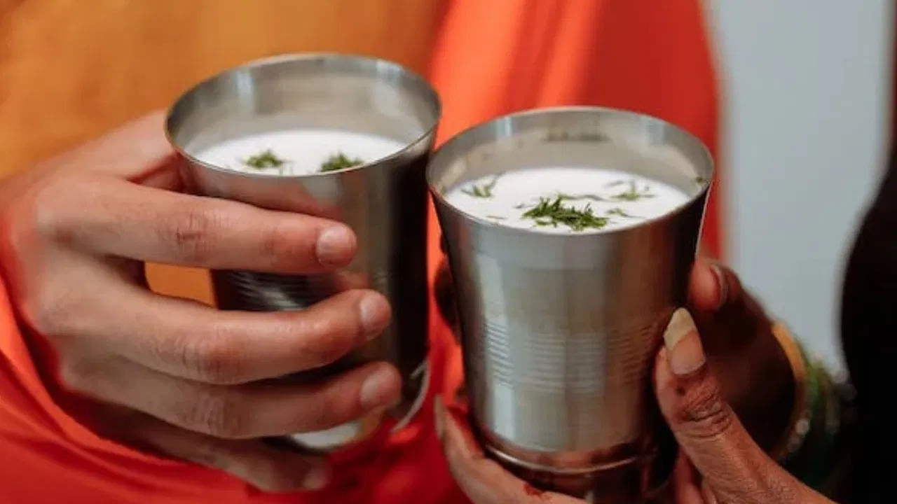 Drinking Buttermilk health Factors:  ಸಾಮಾನ್ಯವಾಗಿ ಹೆಚ್ಚಿನ ಜನರು ಎದ್ದ ನಂತರ ಕಾಫಿ ಮತ್ತು ಟೀ ಕುಡಿಯುವ ಅಭ್ಯಾಸವನ್ನು ಹೊಂದಿರುತ್ತಾರೆ. ಆದರೆ, ಬೆಳಗ್ಗೆ ಎದ್ದ ತಕ್ಷಣ ಖಾಲಿ ಹೊಟ್ಟೆಯಲ್ಲಿ ಒಂದು ಲೋಟ ಮಜ್ಜಿಗೆ ಕುಡಿದರೆ ಏನಾಗುತ್ತೆ ಅಂತ ಗೊತ್ತಾದ್ರೆ ಇನ್ಮುಂದೆ ಅದನ್ನೇ ಅಭ್ಯಾಸ ಮಾಡಿಕೊಳ್ಳುತ್ತೀರಿ.. ಯಾಕೆಂದರೆ ಮಜ್ಜಿಗೆಯಿಂದ ಹಲವಾರು ಲಾಭಗಳಿವೆ. ಮಜ್ಜಿಗೆ ಜೀರ್ಣಕ್ರಿಯೆಯನ್ನು ಸುಧಾರಿಸುತ್ತದೆ ಮತ್ತು ಕ್ಯಾಲೊರಿಗಳನ್ನು ಕಡಿಮೆ ಮಾಡುತ್ತದೆ. ಪ್ರತಿದಿನ ಬೆಳಿಗ್ಗೆ ಮಜ್ಜಿಗೆ ಕುಡಿಯುವುದರಿಂದ ಇನ್ನೂ ಕೆಲವು ಪ್ರಯೋಜನಗಳನ್ನು ತಿಳಿಯೋಣ.