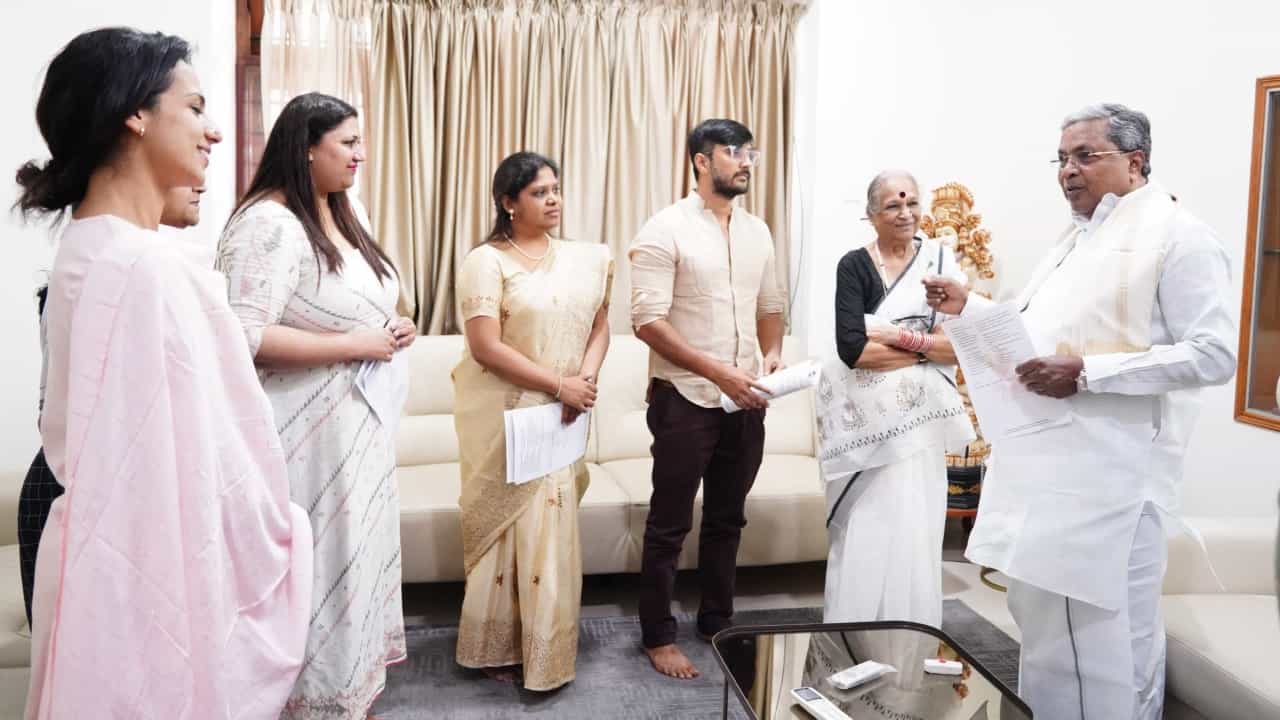 ಸಿಎಂ ಭೇಟಿಯಾದ ನಟ-ನಟಿಯರು, ಕೇರಳದ ಹೇಮಾ ಸಮಿತಿ ಮಾದರಿ ಸಮಿತಿ ರವಿಸುವಂತೆ ಮನವಿ ಸಿಎಂ ಭೇಟಿಯಾದ ನಟ-ನಟಿಯರು, ಕೇರಳದ ಹೇಮಾ ಸಮಿತಿ ಮಾದರಿ ಸಮಿತಿ ರವಿಸುವಂತೆ ಮನವಿ