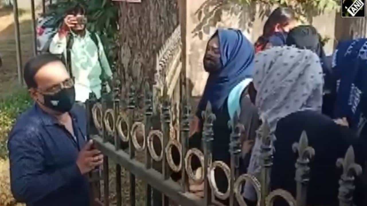 ಉತ್ತಮ ಶಿಕ್ಷಕರ ಪ್ರಶಸ್ತಿಗೂ ತಟ್ಟಿದ ಹಿಜಾಬ್ ವಿವಾದ: ಕುಂದಾಪುರ ಪ್ರಾಂಶುಪಾಲರ ಪ್ರಶಸ್ತಿಗೆ ಆಕ್ಷೇಪ, ತಡೆಹಿಡಿದ ಸರ್ಕಾರ ಉತ್ತಮ ಶಿಕ್ಷಕರ ಪ್ರಶಸ್ತಿಗೂ ತಟ್ಟಿದ ಹಿಜಾಬ್ ವಿವಾದ: ಕುಂದಾಪುರ ಪ್ರಾಂಶುಪಾಲರ ಪ್ರಶಸ್ತಿಗೆ ಆಕ್ಷೇಪ, ತಡೆಹಿಡಿದ ಸರ್ಕಾರ