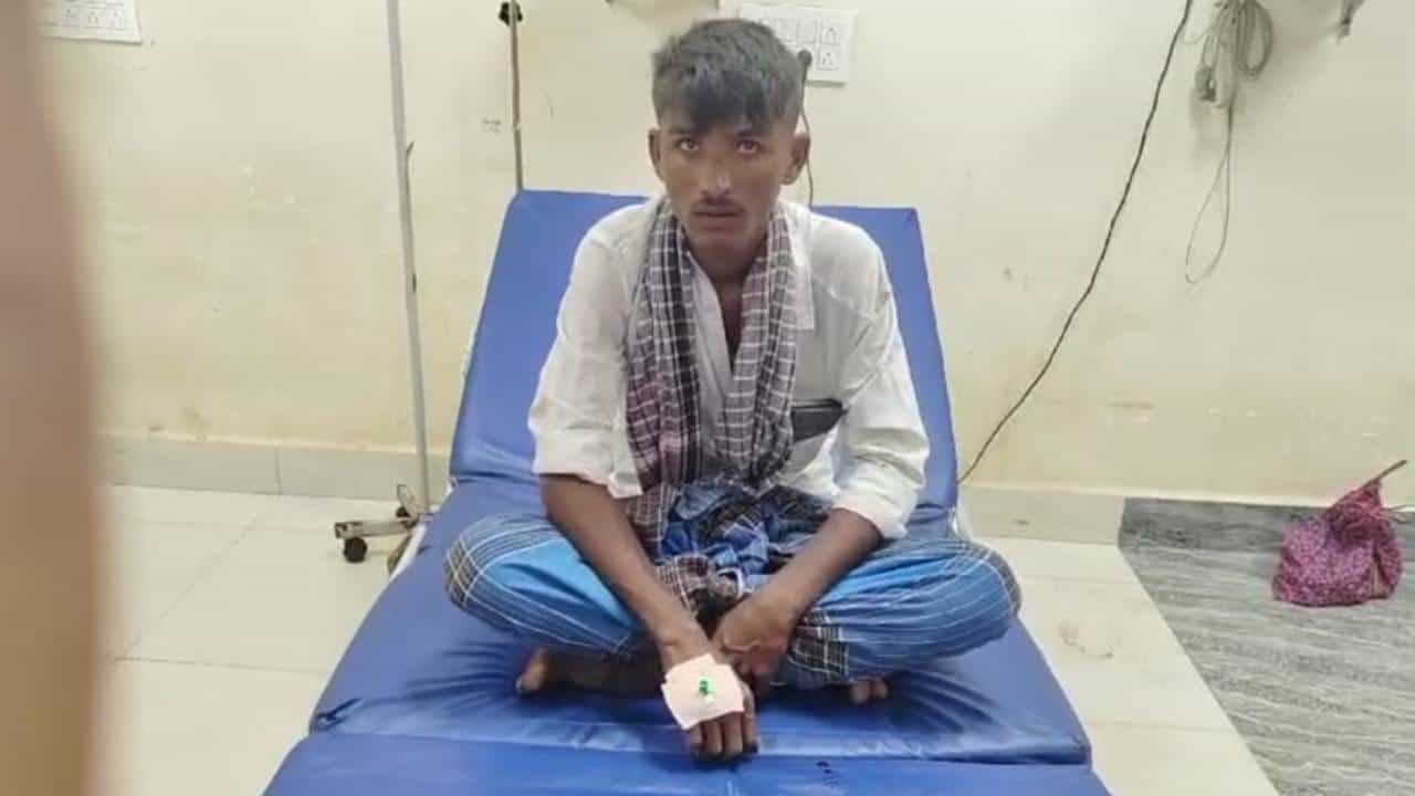 ಹುಬ್ಬಳ್ಳಿ: ಕಡಿದ ಹಾವಿನ ತಲೆ ಜಜ್ಜಿ ಹಾವಿನೊಂದಿಗೆ ಆಸ್ಪತ್ರೆಗೆ ಬಂದ ಯುವಕ ಹುಬ್ಬಳ್ಳಿ: ಕಡಿದ ಹಾವಿನ ತಲೆ ಜಜ್ಜಿ ಹಾವಿನೊಂದಿಗೆ ಆಸ್ಪತ್ರೆಗೆ ಬಂದ ಯುವಕ