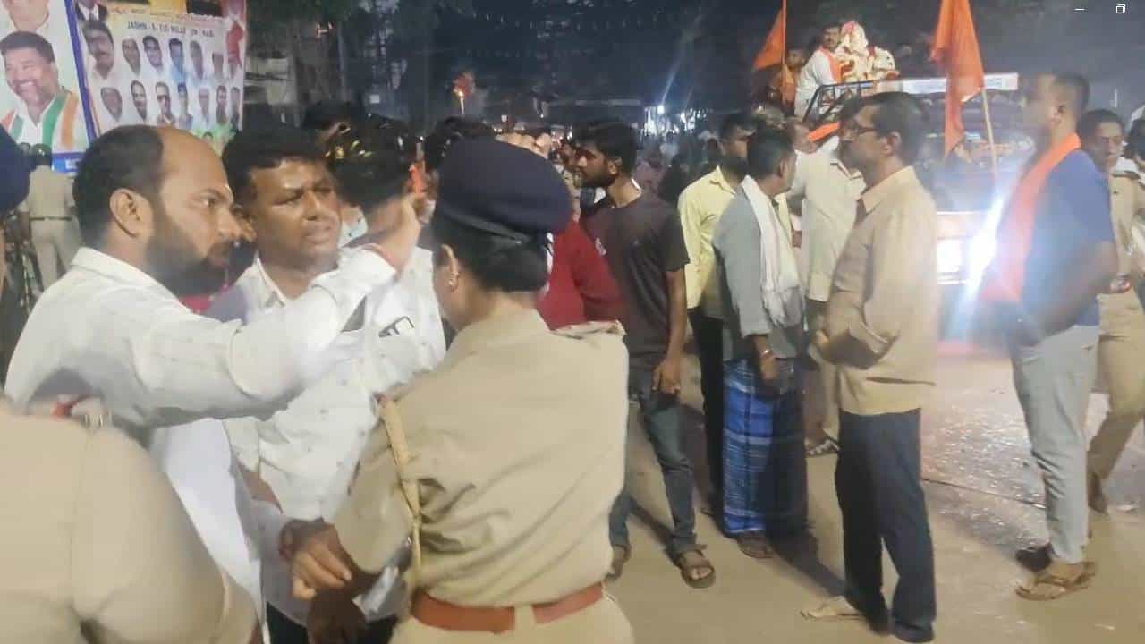 ದಾವಣಗೆರೆ: ಗಣೇಶ ವಿಸರ್ಜನೆ ವೇಳೆ ಕಿಡಿಗೇಡಿಗಳಿಂದ ಕಲ್ಲುತೂರಾಟ; ಇಬ್ಬರು ಪೊಲೀಸ್ ಸಿಬ್ಬಂದಿಗೆ ಗಾಯ ದಾವಣಗೆರೆ: ಗಣೇಶ ವಿಸರ್ಜನೆ ವೇಳೆ ಕಿಡಿಗೇಡಿಗಳಿಂದ ಕಲ್ಲುತೂರಾಟ; ಇಬ್ಬರು ಪೊಲೀಸ್ ಸಿಬ್ಬಂದಿಗೆ ಗಾಯ