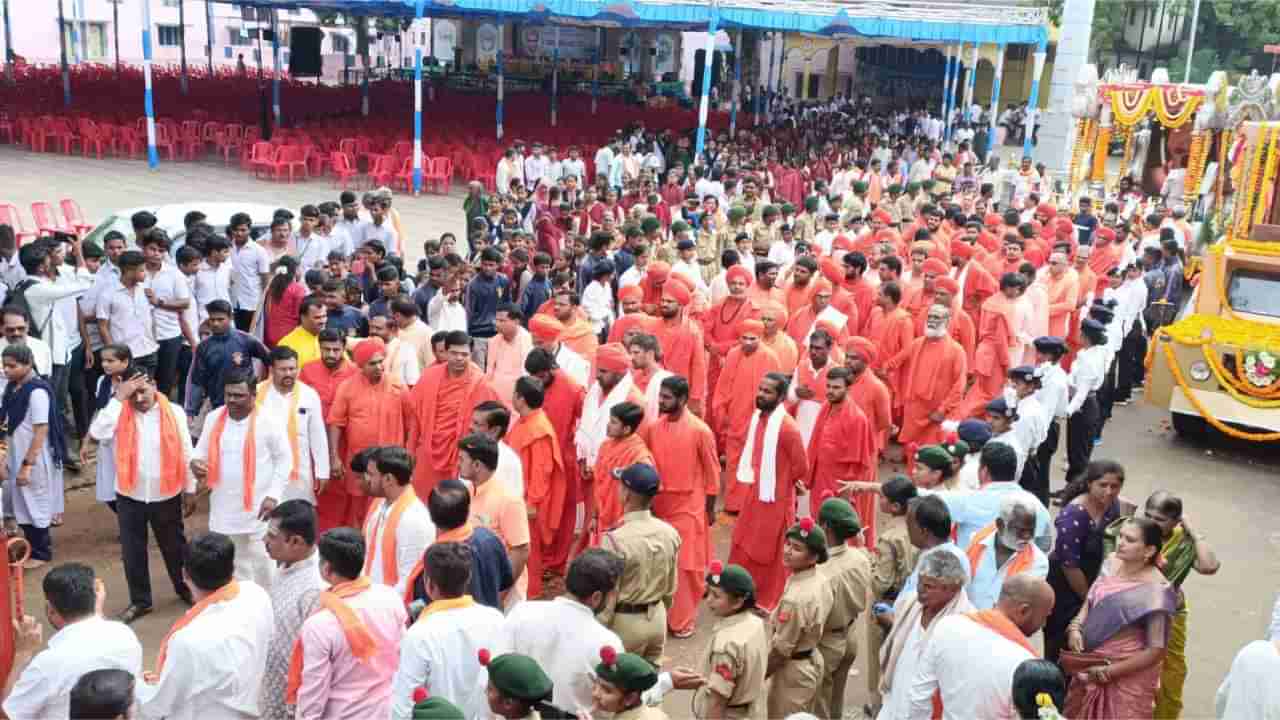 ಸದ್ಗುಣಗಳ ದೀಕ್ಷೆ: ದುಷ್ಚಟಗಳ ಭಿಕ್ಷೆ ಬೇಡಿದ ಮಠಾಧೀಶರು, ಗದಗನಲ್ಲಿ ಏನಿದು ವಿಚಿತ್ರ..?