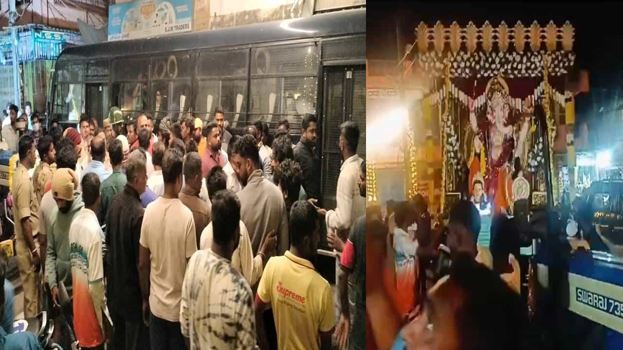 ಗಣೇಶ ವಿಸರ್ಜನೆ ವೇಳೆ ಅನ್ಯಕೋಮಿನ ಯುವಕರಿಂದ ಕಲ್ಲೆಸೆತ; ಪೊಲೀಸ್ ಠಾಣೆ ಎದುರು ಹಿಂದೂಗಳಿಂದ ಪ್ರತಿಭಟನೆ ಗಣೇಶ ವಿಸರ್ಜನೆ ವೇಳೆ ಅನ್ಯಕೋಮಿನ ಯುವಕರಿಂದ ಕಲ್ಲೆಸೆತ; ಪೊಲೀಸ್ ಠಾಣೆ ಎದುರು ಹಿಂದೂಗಳಿಂದ ಪ್ರತಿಭಟನೆ