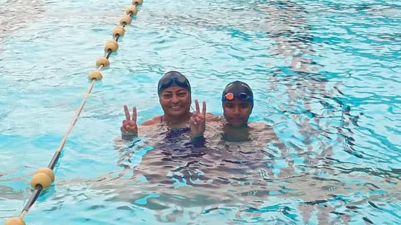 ತಾಯಿ-ಮಗ ಜುಗಲ್ಬಂದಿ: ಸತತ 12 ಗಂಟೆ ಈಜಿ ದಾಖಲೆ ನಿರ್ಮಿಸಿದ ಬೆಳಗಾವಿಯ ಅಮ್ಮ-ಮಗ