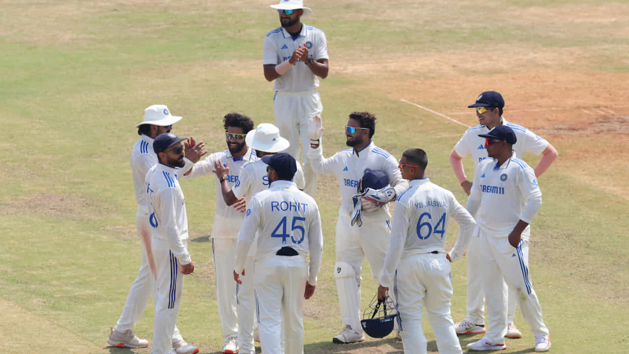 ಭಾರತ ಮತ್ತು ಬಾಂಗ್ಲಾದೇಶ ನಡುವಿನ ಚೆನ್ನೈ ಟೆಸ್ಟ್ ಪಂದ್ಯದ ಮೊದಲೆರಡು ದಿನ ಆತಿಥೇಯ ಟೀಂ ಇಂಡಿಯಾವೇ ಮೇಲುಗೈ ಸಾಧಿಸಿದೆ. ಮೊದಲು ಬ್ಯಾಟಿಂಗ್ನಲ್ಲಿ ಅಶ್ವಿನ್ ಹಾಗೂ ಜಡೇಜಾ ಅವರ 199 ರನ್ಗಳ ಜೊತೆಯಾಟದ ನೆರವಿನಿಂದಾಗಿ 376 ರನ್ ಬಾರಿಸಿದ್ದ ಟೀಂ ಇಂಡಿಯಾ, ಆ ಬಳಿಕ ಬಾಂಗ್ಲಾದೇಶ ತಂಡವನ್ನು 149 ರನ್ಗಳಿಗೆ ಕಟ್ಟಿಹಾಕಿತು.