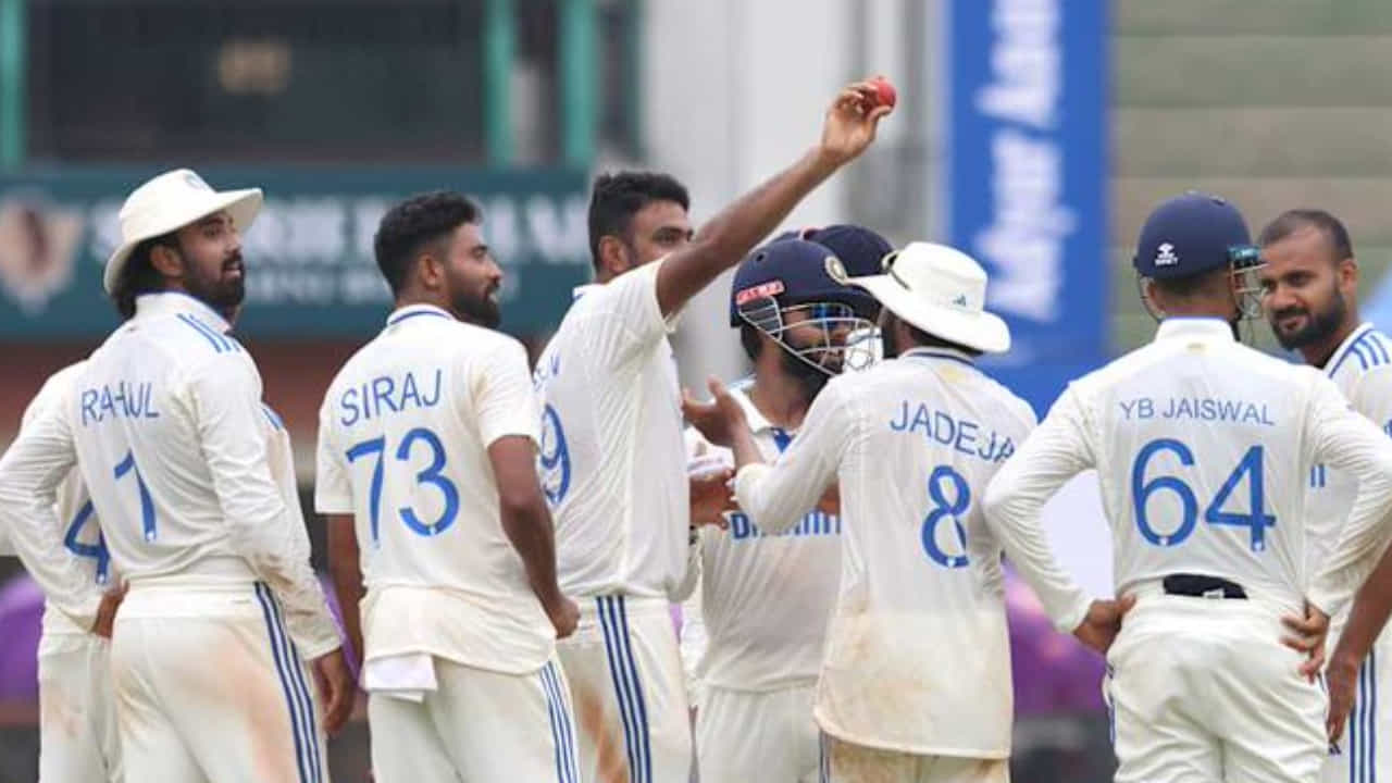 ಭಾರತ ಮತ್ತು ಬಾಂಗ್ಲಾದೇಶ ನಡುವಿನ ಮೊದಲ ಟೆಸ್ಟ್ ಪಂದ್ಯದಲ್ಲಿ ಟೀಂ ಇಂಡಿಯಾ, ಬಾಂಗ್ಲಾದೇಶವನ್ನು 280 ರನ್ಗಳ ಬೃಹತ್ ಅಂತರದಿಂದ ಸೋಲಿಸಿದೆ. ಈ ಗೆಲುವಿನೊಂದಿಗೆ ಟೀಂ ಇಂಡಿಯಾ ವಿಶ್ವ ಟೆಸ್ಟ್ ಚಾಂಪಿಯನ್ಶಿಪ್ನ ಫೈನಲ್ ಪಂದ್ಯಕ್ಕೆ ತನ್ನ ಸ್ಥಾನವನ್ನು ಮತ್ತಷ್ಟು ಗಟ್ಟಿಗೊಳಿಸಿಕೊಂಡಿದೆ.