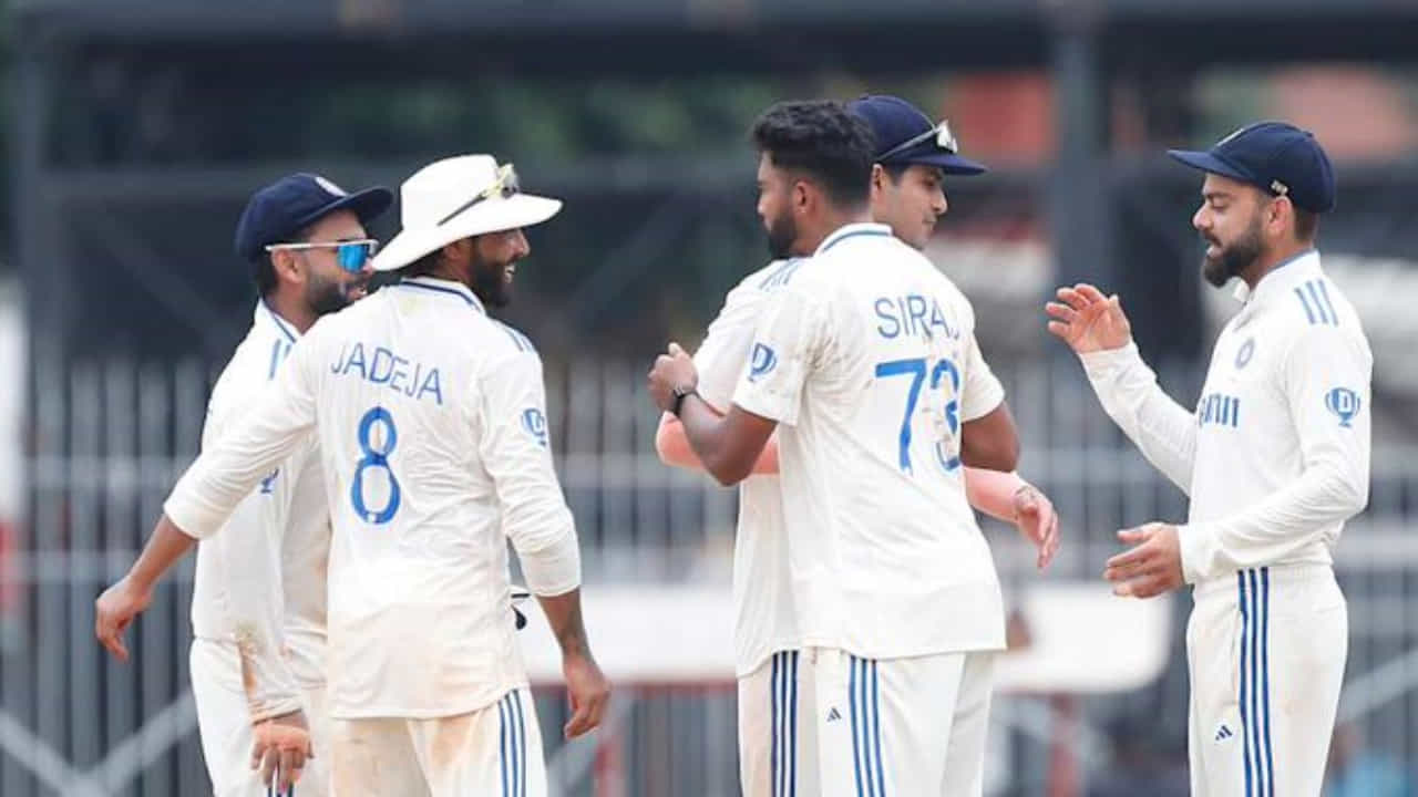 ಚೆನ್ನೈನಲ್ಲಿ ನಡೆದ ಮೊದಲ ಟೆಸ್ಟ್ ಪಂದ್ಯದಲ್ಲಿ ಬಾಂಗ್ಲಾದೇಶವನ್ನು 280 ರನ್ಗಳಿಂದ ಸೋಲಿಸಿದ ಭಾರತ ತಂಡ ಇದೀಗ ಎರಡನೇ ಟೆಸ್ಟ್ ಪಂದ್ಯಕ್ಕೆ ತಯಾರಿ ನಡೆಸುತ್ತಿದೆ. ಎರಡನೇ ಟೆಸ್ಟ್ ಪಂದ್ಯಕ್ಕಾಗಿ ಈಗಾಗಲೇ ಭಾರತ ತಂಡವನ್ನು ಸಹ ಪ್ರಕಟಿಸಲಾಗಿದೆ. ಅದರಂತೆ ಮೊದಲ ಟೆಸ್ಟ್ ಪಂದ್ಯಕ್ಕೆ ಆಯ್ಕೆಯಾಗಿದ್ದ ಆಟಗಾರರೇ ಎರಡನೇ ಟೆಸ್ಟ್ ಪಂದ್ಯಕ್ಕೂ ಆಯ್ಕೆಯಾಗಿದ್ದಾರೆ.