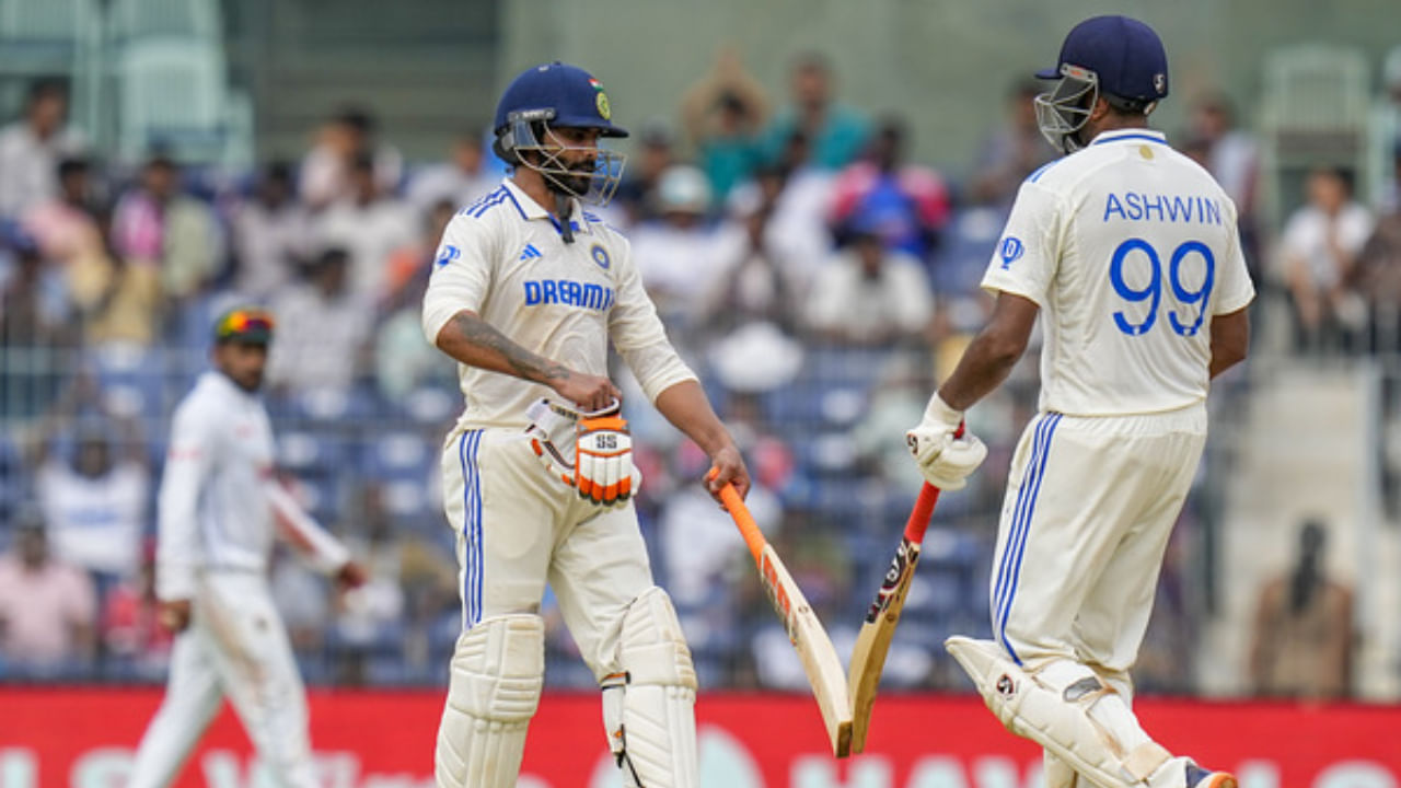 Mas R Ashwin e Ravindra Jadeja, que vieram juntos daqui, resgataram o time dos problemas com uma parceria invicta de 195 corridas. Enquanto Ashwin marcou 102 corridas invencíveis em 112 bolas com 10 quatros e 2 limites, Jadeja também marcou 86 corridas invencíveis em 117 bolas com 10 quatros e 2 seis.