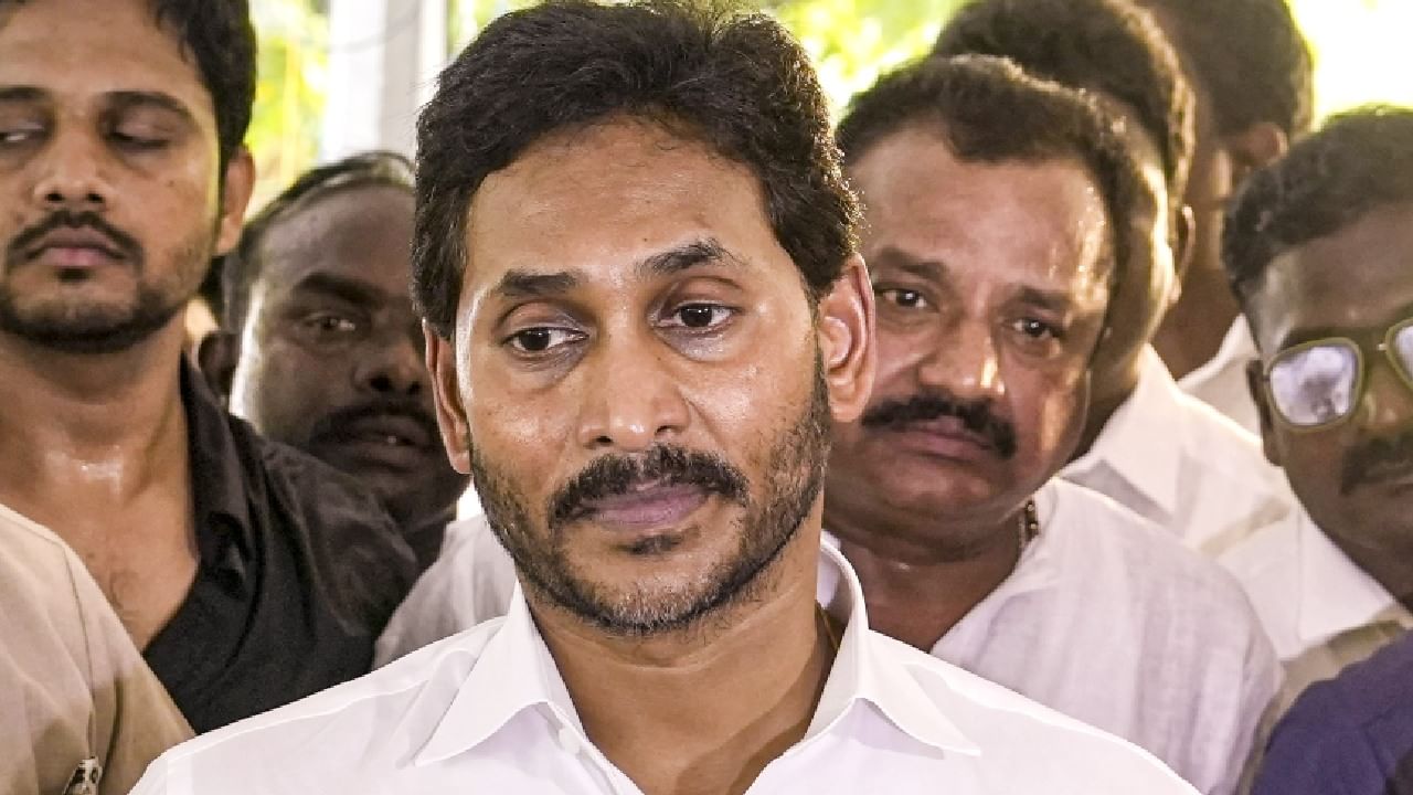 ಜನರ ನಂಬಿಕೆಯನ್ನು ರಾಜಕೀಯಕ್ಕೆ ಬಳಸುತ್ತಿದ್ದಾರೆ; ತಿರುಪತಿ ಲಡ್ಡು ಆರೋಪ ನಿರಾಕರಿಸಿದ ಜಗನ್ ಮೋಹನ್ ರೆಡ್ಡಿ ಜನರ ನಂಬಿಕೆಯನ್ನು ರಾಜಕೀಯಕ್ಕೆ ಬಳಸುತ್ತಿದ್ದಾರೆ; ತಿರುಪತಿ ಲಡ್ಡು ಆರೋಪ ನಿರಾಕರಿಸಿದ ಜಗನ್ ಮೋಹನ್ ರೆಡ್ಡಿ