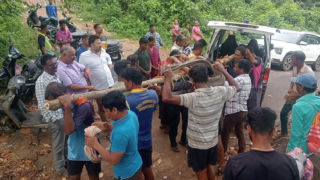 ರಸ್ತೆ ಸರಿ ಇಲ್ಲ ಎಂದು ಕಟ್ಟಿಗೆಗೆ ಮೃತದೇಹ ಕಟ್ಟಿ ಶವ ರವಾನೆ; ಕಾರವಾರದ ಗುಡ್ಡಹಳ್ಳಿಯಲ್ಲಿ ಮನಕಲಕುವ ಘಟನೆ ರಸ್ತೆ ಸರಿ ಇಲ್ಲ ಎಂದು ಕಟ್ಟಿಗೆಗೆ ಮೃತದೇಹ ಕಟ್ಟಿ ಶವ ರವಾನೆ; ಕಾರವಾರದ ಗುಡ್ಡಹಳ್ಳಿಯಲ್ಲಿ ಮನಕಲಕುವ ಘಟನೆ