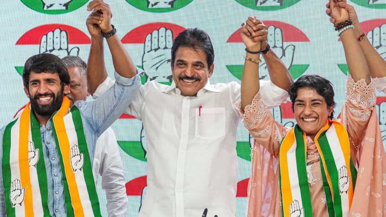ರಾಹುಲ್ ಗಾಂಧಿಯನ್ನು ಭೇಟಿ ಮಾಡಿದ ನಂತರ ವಿನೇಶ್ ಫೋಗಟ್ಗೆ ರೈಲ್ವೆ ಶೋಕಾಸ್ ನೋಟಿಸ್ ನೀಡಿತ್ತು: ಕಾಂಗ್ರೆಸ್ ಆರೋಪ ರಾಹುಲ್ ಗಾಂಧಿಯನ್ನು ಭೇಟಿ ಮಾಡಿದ ನಂತರ ವಿನೇಶ್ ಫೋಗಟ್ಗೆ ರೈಲ್ವೆ ಶೋಕಾಸ್ ನೋಟಿಸ್ ನೀಡಿತ್ತು: ಕಾಂಗ್ರೆಸ್ ಆರೋಪ
