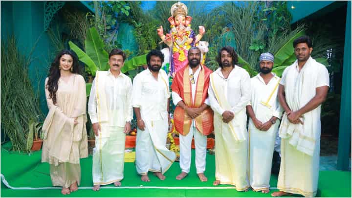 ‘ಕೆಡಿ’ ಸಿನಿಮಾ ಶೂಟಿಂಗ್ ಸೆಟ್ನಲ್ಲಿ ಧ್ರುವ ಸರ್ಜಾ ಗಣೇಶೋತ್ಸವ ಆಚರಣೆ ‘ಕೆಡಿ’ ಸಿನಿಮಾ ಶೂಟಿಂಗ್ ಸೆಟ್ನಲ್ಲಿ ಧ್ರುವ ಸರ್ಜಾ ಗಣೇಶೋತ್ಸವ ಆಚರಣೆ