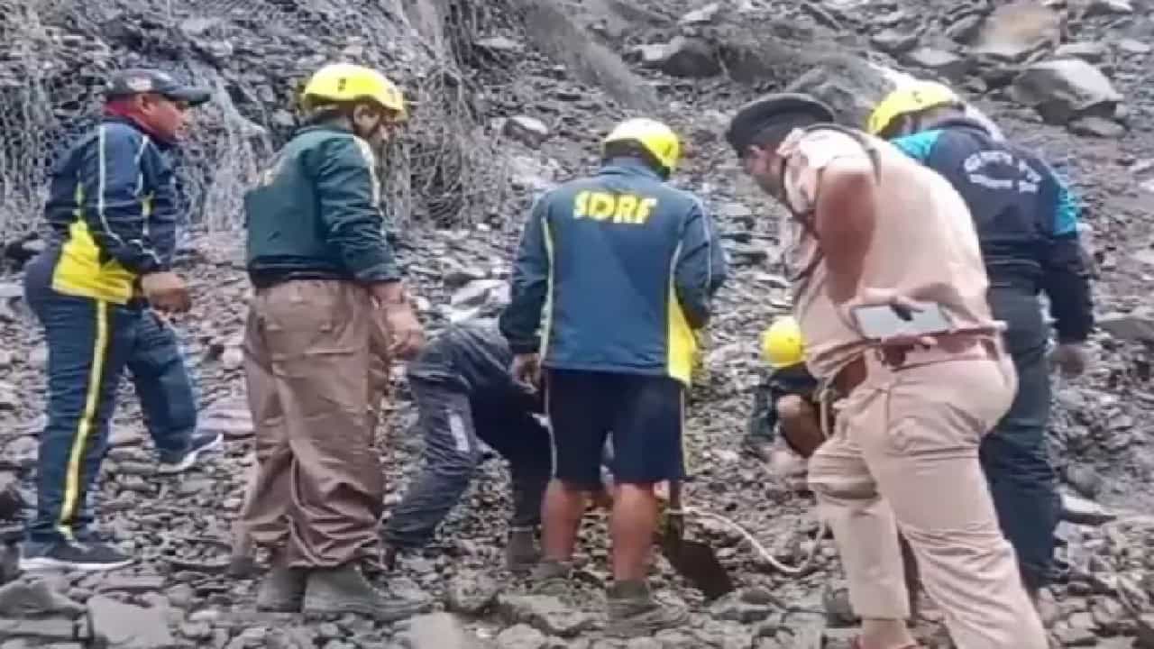 Kedarnath Landslide: ಕೇದಾರನಾಥ ಮಾರ್ಗದಲ್ಲಿ ಭೂಕುಸಿತದಿಂದ 5 ಜನ ಸಾವು; ಸಿಎಂ ಧಾಮಿ ಸಂತಾಪ Kedarnath Landslide: ಕೇದಾರನಾಥ ಮಾರ್ಗದಲ್ಲಿ ಭೂಕುಸಿತದಿಂದ 5 ಜನ ಸಾವು; ಸಿಎಂ ಧಾಮಿ ಸಂತಾಪ