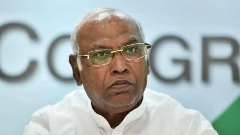 ವೇದಿಕೆಯ ಮೇಲೆ ಕುಸಿದುಬಿದ್ದ ಕಾಂಗ್ರೆಸ್ ಅಧ್ಯಕ್ಷ ಮಲ್ಲಿಕಾರ್ಜುನ ಖರ್ಗೆ