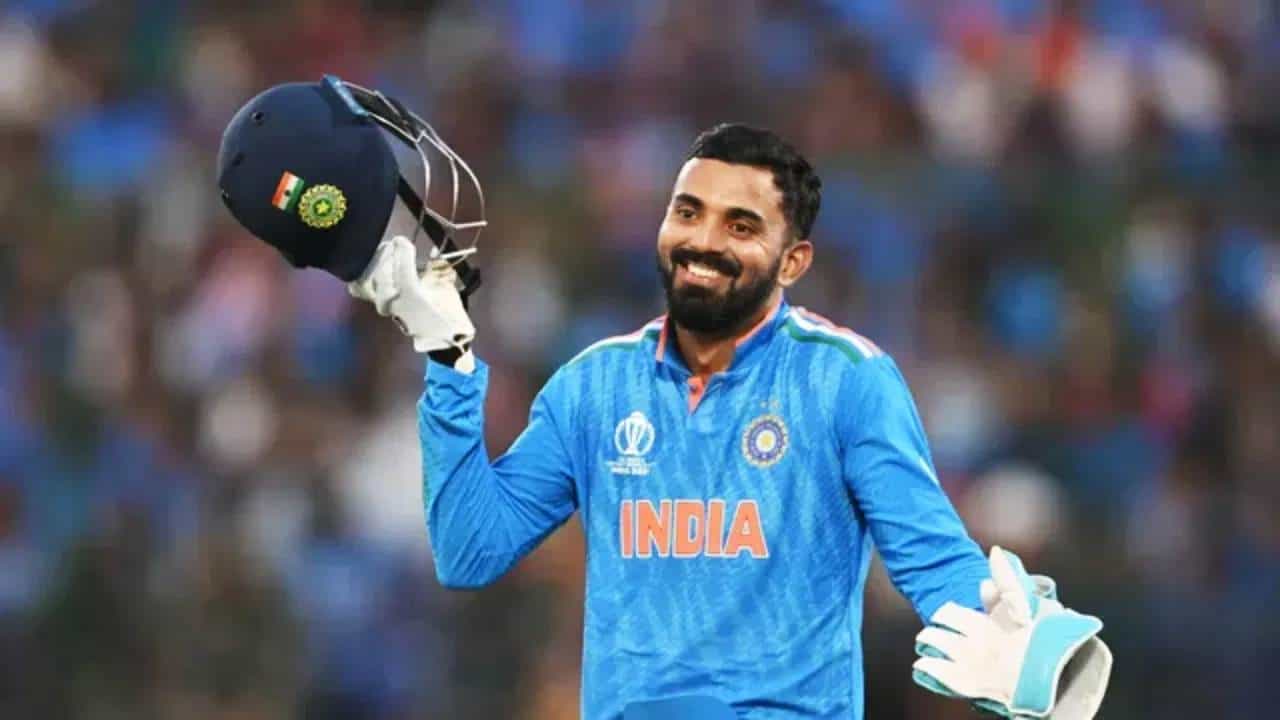 ಟೀಮ್ ಇಂಡಿಯಾ ಆಟಗಾರ ಕೆಎಲ್ ರಾಹುಲ್ ಪ್ರಸ್ತುತ ಕ್ರಿಕೆಟ್ನ ಟಾಪ್-5 ಬ್ಯಾಟರ್ಗಳನ್ನು ಹೆಸರಿಸಿದ್ದಾರೆ. ಚಿಟ್ ಚಾಟ್ವೊಂದರಲ್ಲಿ ಮಾತನಾಡಿದ ಕೆಎಲ್ಆರ್, ವಿಶ್ವದ ಐವರು ಬ್ಯಾಟರ್ಗಳ ಪ್ರಸ್ತುತ ಸ್ಥಾನಗಳನ್ನು ನಿರ್ಧರಿಸಿದರು. ವಿಶೇಷ ಎಂದರೆ ಈ ಐವರು ಬ್ಯಾಟರ್ಗಳಲ್ಲಿ ಪಾಕಿಸ್ತಾನ್ ತಂಡದ ನಾಯಕ ಬಾಬರ್ ಆಝಂ ಕೂಡ ಇದ್ದಾರೆ. ಕೆಎಲ್ ರಾಹುಲ್ ಹೆಸರಿಸಿದ ಟಾಪ್-5 ಬ್ಯಾಟರ್ಗಳ ಪಟ್ಟಿ ಇಲ್ಲಿದೆ...