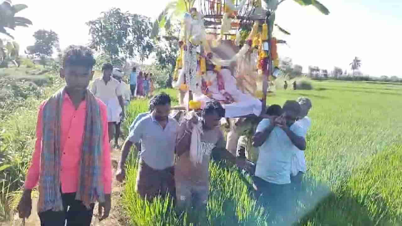 ಕೊಪ್ಪಳ; ಶವ ಸಂಸ್ಕಾರಕ್ಕೂ ಪರದಾಟ, ರಸ್ತೆ ಇಲ್ಲದೆ ಭತ್ತದ ಗದ್ದೆ ಮೂಲಕ ಸ್ಮಶಾನ ತಲುಪುವ ಸ್ಥಿತಿ