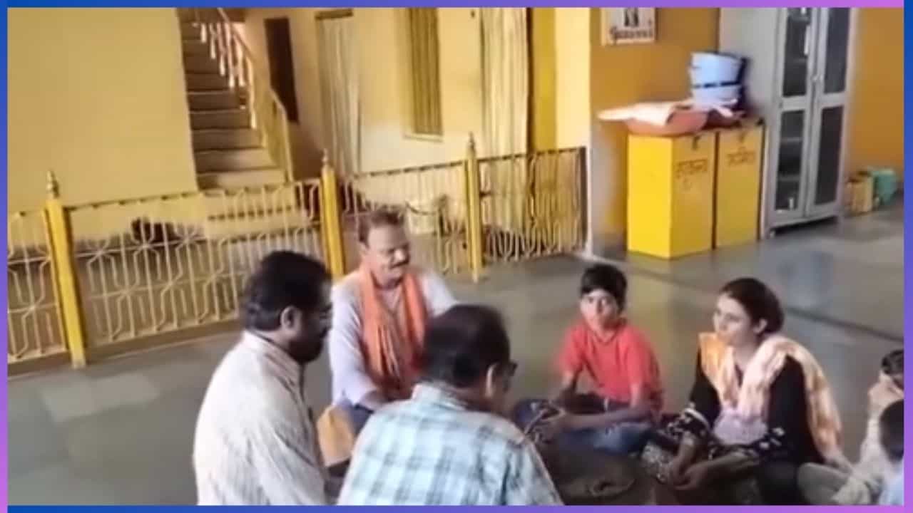 Viral: ನಮಗೆ ಯಾರೂ ಗೌರವ ಕೊಡಲ್ಲ, ಗಂಡನ ಕಾಟಕ್ಕೆ ಬೇಸತ್ತು ಮಕ್ಕಳೊಂದಿಗೆ ಹಿಂದೂ ಧರ್ಮ ಸೇರಿದ ಮುಸ್ಲಿಂ ಮಹಿಳೆ Viral: ನಮಗೆ ಯಾರೂ ಗೌರವ ಕೊಡಲ್ಲ, ಗಂಡನ ಕಾಟಕ್ಕೆ ಬೇಸತ್ತು ಮಕ್ಕಳೊಂದಿಗೆ ಹಿಂದೂ ಧರ್ಮ ಸೇರಿದ ಮುಸ್ಲಿಂ ಮಹಿಳೆ