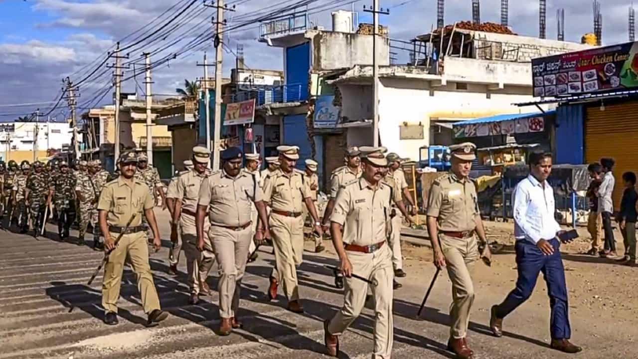 ಮಂಡ್ಯ ಗಲಭೆ: ನಾಗಮಂಗಲಕ್ಕೆ ಬಾರದಂತೆ ಪ್ರಮೋದ್ ಮುತಾಲಿಕ್ಗೆ ನಿರ್ಬಂಧ ಮಂಡ್ಯ ಗಲಭೆ: ನಾಗಮಂಗಲಕ್ಕೆ ಬಾರದಂತೆ ಪ್ರಮೋದ್ ಮುತಾಲಿಕ್ಗೆ ನಿರ್ಬಂಧ