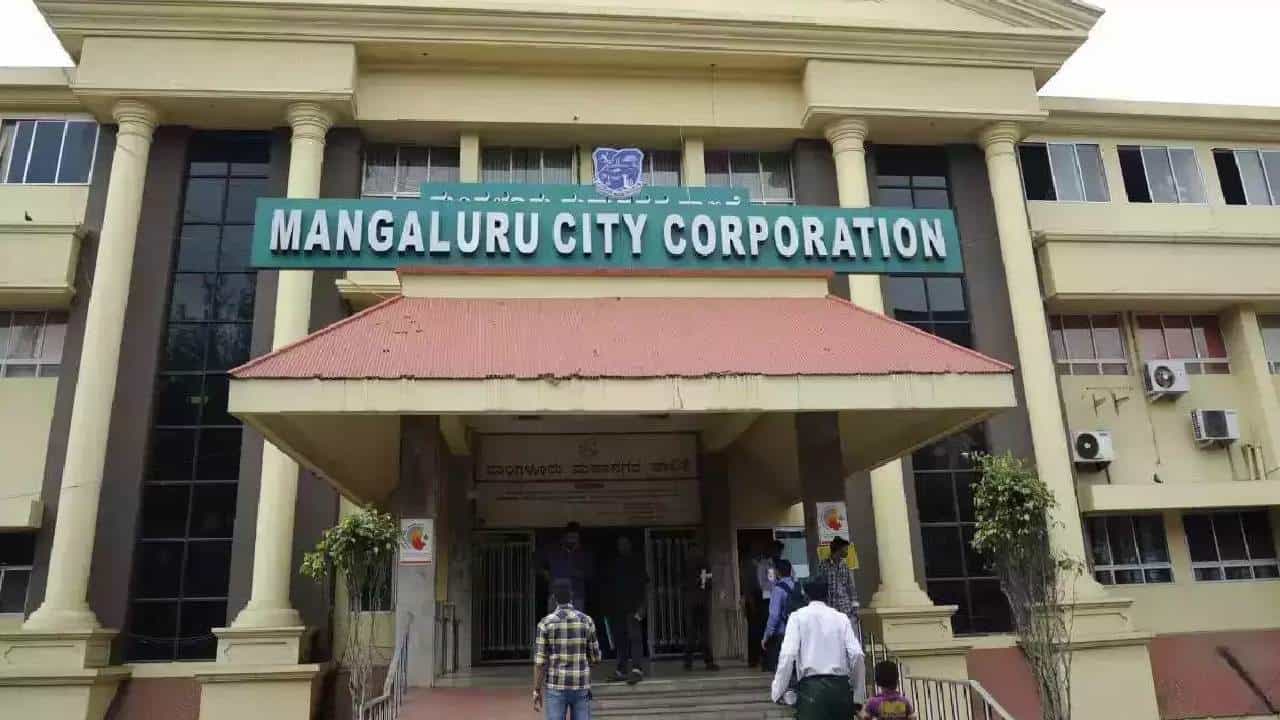 Mangaluru City Corporation: ನೂತನ ಮೇಯರ್, ಉಪಮೇಯರ್ ಆಯ್ಕೆ; ಸಭಾಂಗಣದಲ್ಲಿ ಬಿಜೆಪಿ-ಕಾಂಗ್ರೆಸ್ ಜಗಳ Mangaluru City Corporation: ನೂತನ ಮೇಯರ್, ಉಪಮೇಯರ್ ಆಯ್ಕೆ; ಸಭಾಂಗಣದಲ್ಲಿ ಬಿಜೆಪಿ-ಕಾಂಗ್ರೆಸ್ ಜಗಳ
