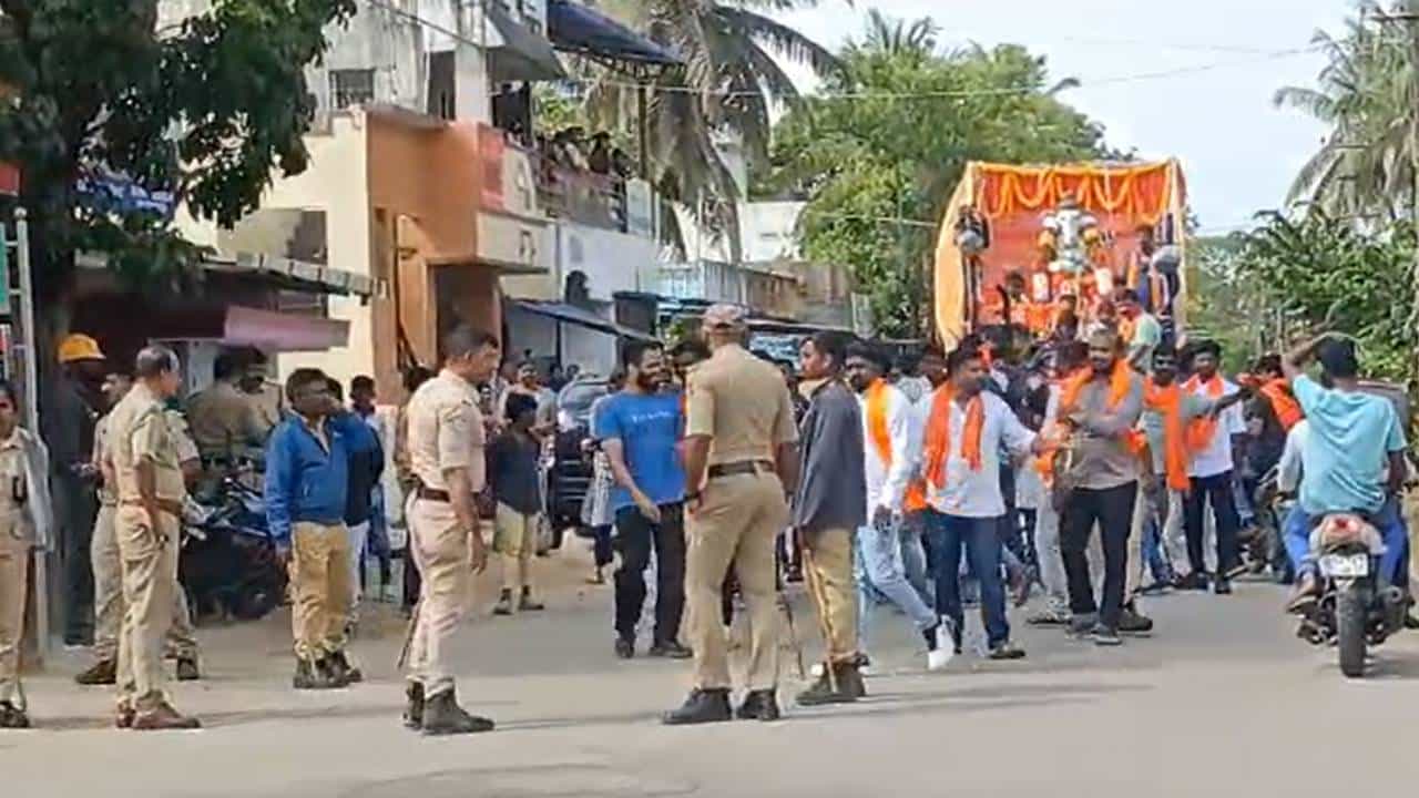 ಶಿವಮೊಗ್ಗದ ರಾಗಿಗುಡ್ಡದಲ್ಲಿ ಸಾಮೂಹಿಕ ಗಣೇಶ ವಿಸರ್ಜನೆ; ಸುತ್ತಮುತ್ತ ಪೊಲೀಸ್ ಬಿಗಿಬಂದೋಬಸ್ತ್ ಶಿವಮೊಗ್ಗದ ರಾಗಿಗುಡ್ಡದಲ್ಲಿ ಸಾಮೂಹಿಕ ಗಣೇಶ ವಿಸರ್ಜನೆ; ಸುತ್ತಮುತ್ತ ಪೊಲೀಸ್ ಬಿಗಿಬಂದೋಬಸ್ತ್