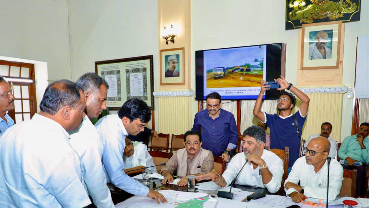 ಪಟ್ಟು ಸಡಿಲಿಸದ ಡಿಕೆಶಿ: ರಾಮನಗರದಲ್ಲೇ ರಾಜೀವ್ ಗಾಂಧಿ ವೈದ್ಯಕೀಯ ವಿವಿ ಸ್ಥಾಪನೆಗೆ ನಿರ್ಧಾರ ಪಟ್ಟು ಸಡಿಲಿಸದ ಡಿಕೆಶಿ: ರಾಮನಗರದಲ್ಲೇ ರಾಜೀವ್ ಗಾಂಧಿ ವೈದ್ಯಕೀಯ ವಿವಿ ಸ್ಥಾಪನೆಗೆ ನಿರ್ಧಾರ