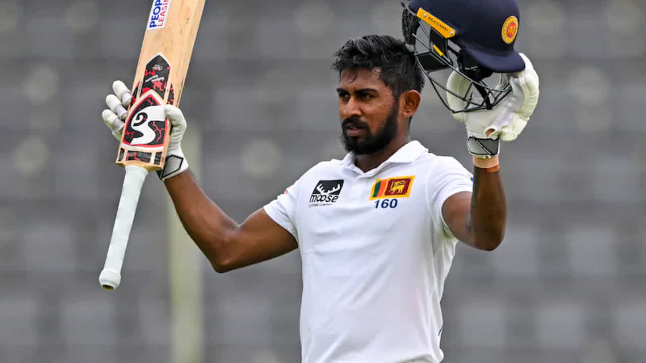 ಶ್ರೀಲಂಕಾ ಹಾಗೂ ನ್ಯೂಜಿಲೆಂಡ್ ನಡುವೆ ನಡೆಯುತ್ತಿರುವ ಎರಡು ಟೆಸ್ಟ್ ಪಂದ್ಯಗಳ ಮೊದಲ ಟೆಸ್ಟ್ನಲ್ಲಿ ಶ್ರೀಲಂಕಾದ ಯುವ ಬ್ಯಾಟರ್ ಕಮಿಂದು ಮೆಂಡಿಸ್, ದಾಖಲೆಯ ಶತಕ ಸಿಡಿಸಿ ಮಿಂಚಿದ್ದಾರೆ. ವಾಸ್ತವವಾಗಿ ಮೆಂಡಿಸ್ ತಮ್ಮ ಟೆಸ್ಟ್ ವೃತ್ತಿಜೀವನದ 7ನೇ ಟೆಸ್ಟ್ ಪಂದ್ಯವನ್ನಾಡುತ್ತಿದ್ದು, ಇದರಲ್ಲಿ ಬರೋಬ್ಬರಿ 4 ಶತಕಗಳನ್ನು ಬಾರಿಸಿದ್ದಾರೆ.