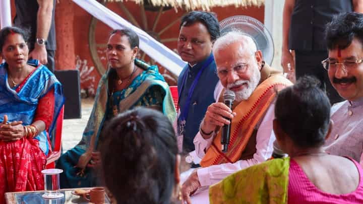 ಚಹಾ ಕುಡಿಯುತ್ತಾ ಒಡಿಶಾದ ಮಹಿಳೆಯರ ಜೊತೆ ಪ್ರಧಾನಿ ಮೋದಿ ಸಂವಾದ ಚಹಾ ಕುಡಿಯುತ್ತಾ ಒಡಿಶಾದ ಮಹಿಳೆಯರ ಜೊತೆ ಪ್ರಧಾನಿ ಮೋದಿ ಸಂವಾದ