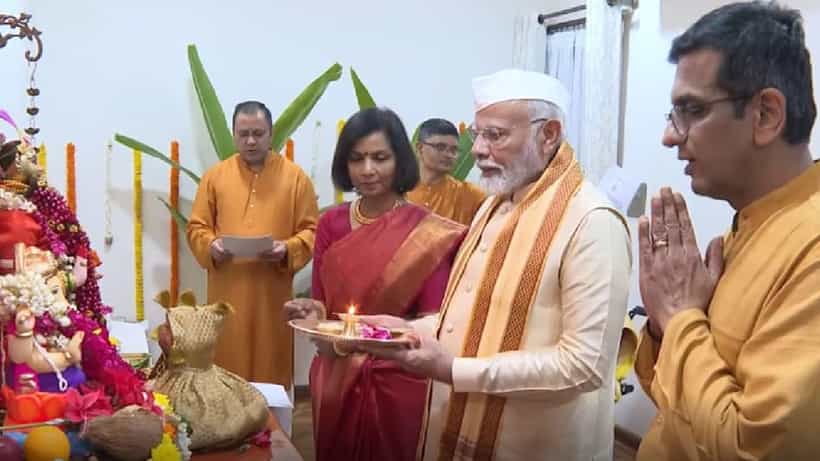 ಸುಪ್ರೀಂ ಕೋರ್ಟ್ ಮುಖ್ಯ ನ್ಯಾಯಮೂರ್ತಿ ಚಂದ್ರಚೂಡ್ ನಿವಾಸದಲ್ಲಿ ಗಣಪತಿ ಪೂಜೆಯಲ್ಲಿ ಪಾಲ್ಗೊಂಡ ಪ್ರಧಾನಿ ಮೋದಿ