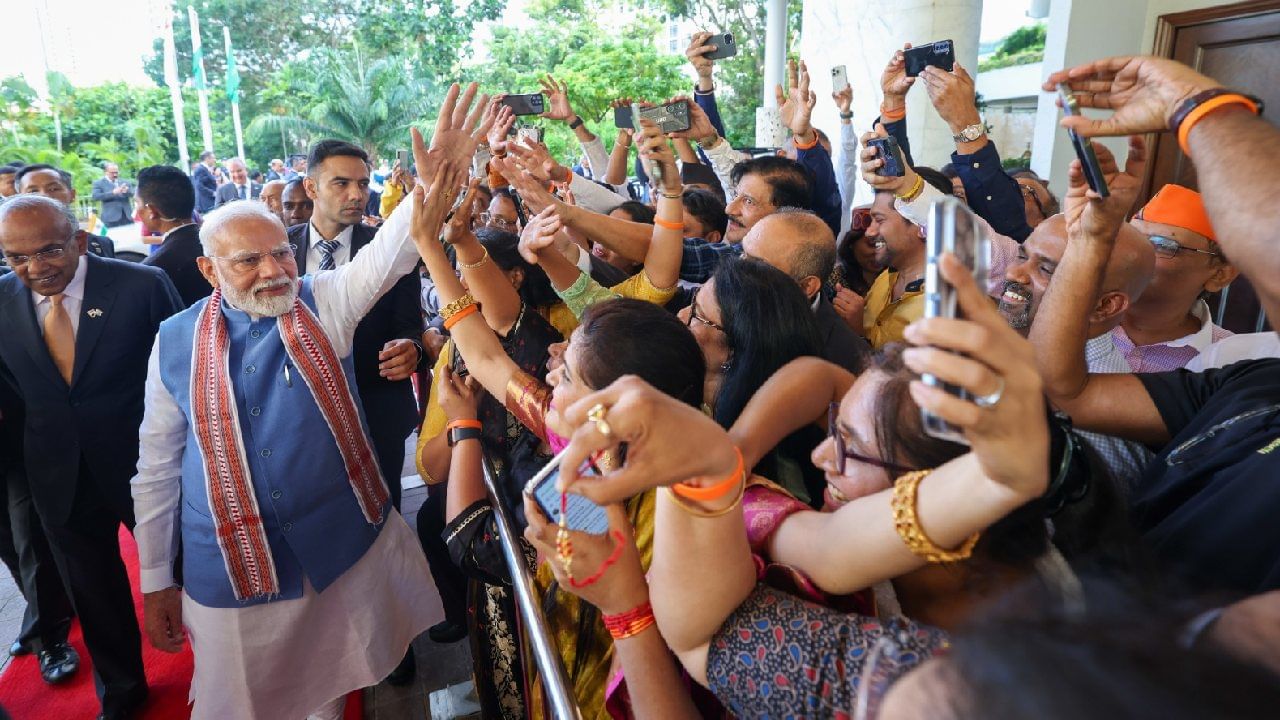 PM Modi in Singapore: ಸಿಂಗಾಪುರದಲ್ಲಿ ಪ್ರಧಾನಿ ಮೋದಿಯವರನ್ನು ನೋಡಲು ಮುಗಿಬಿದ್ದ ಭಾರತೀಯರು