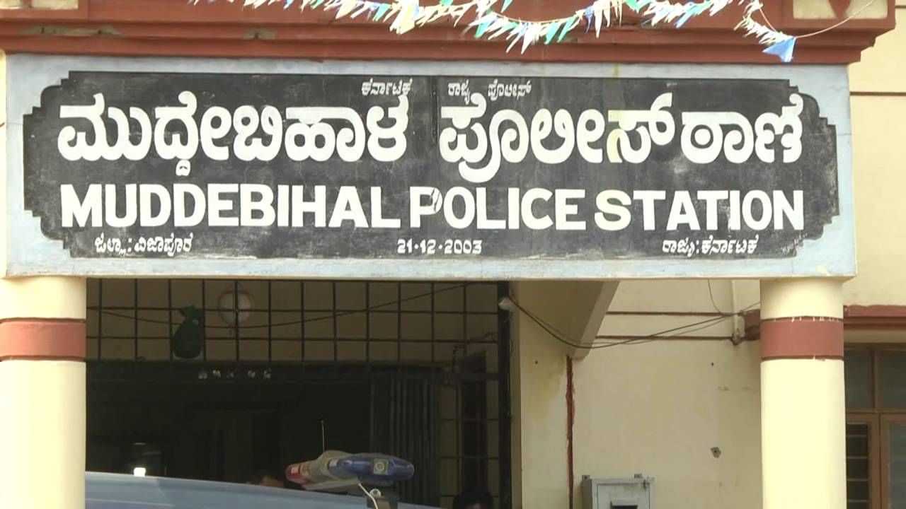 ವಿಜಯಪುರ: ಜಾತ್ರೆಯಲ್ಲಿ ಬೈಕ್ ವೀಲ್ಹಿಂಗ್, ನಾಲ್ವರ ಸಾವು ವಿಜಯಪುರ: ಜಾತ್ರೆಯಲ್ಲಿ ಬೈಕ್ ವೀಲ್ಹಿಂಗ್, ನಾಲ್ವರ ಸಾವು