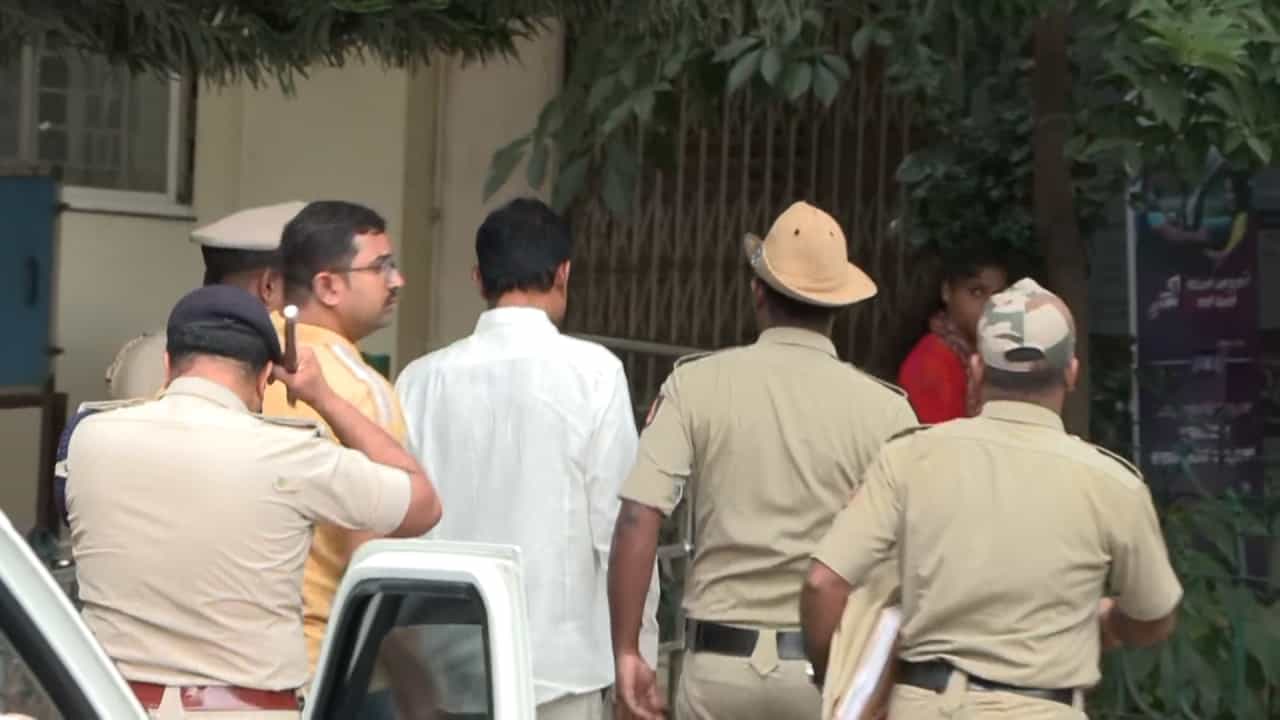 ಬಿಜೆಪಿ ಶಾಸಕ ಮುನಿರತ್ನ ಮತ್ತೆ 14 ದಿನ ಜೈಲು ಪಾಲು; ನ್ಯಾಯಾಂಗ ಬಂಧನಕ್ಕೆ ಕೋರ್ಟ್ ಆದೇಶ ಬಿಜೆಪಿ ಶಾಸಕ ಮುನಿರತ್ನ ಮತ್ತೆ 14 ದಿನ ಜೈಲು ಪಾಲು; ನ್ಯಾಯಾಂಗ ಬಂಧನಕ್ಕೆ ಕೋರ್ಟ್ ಆದೇಶ