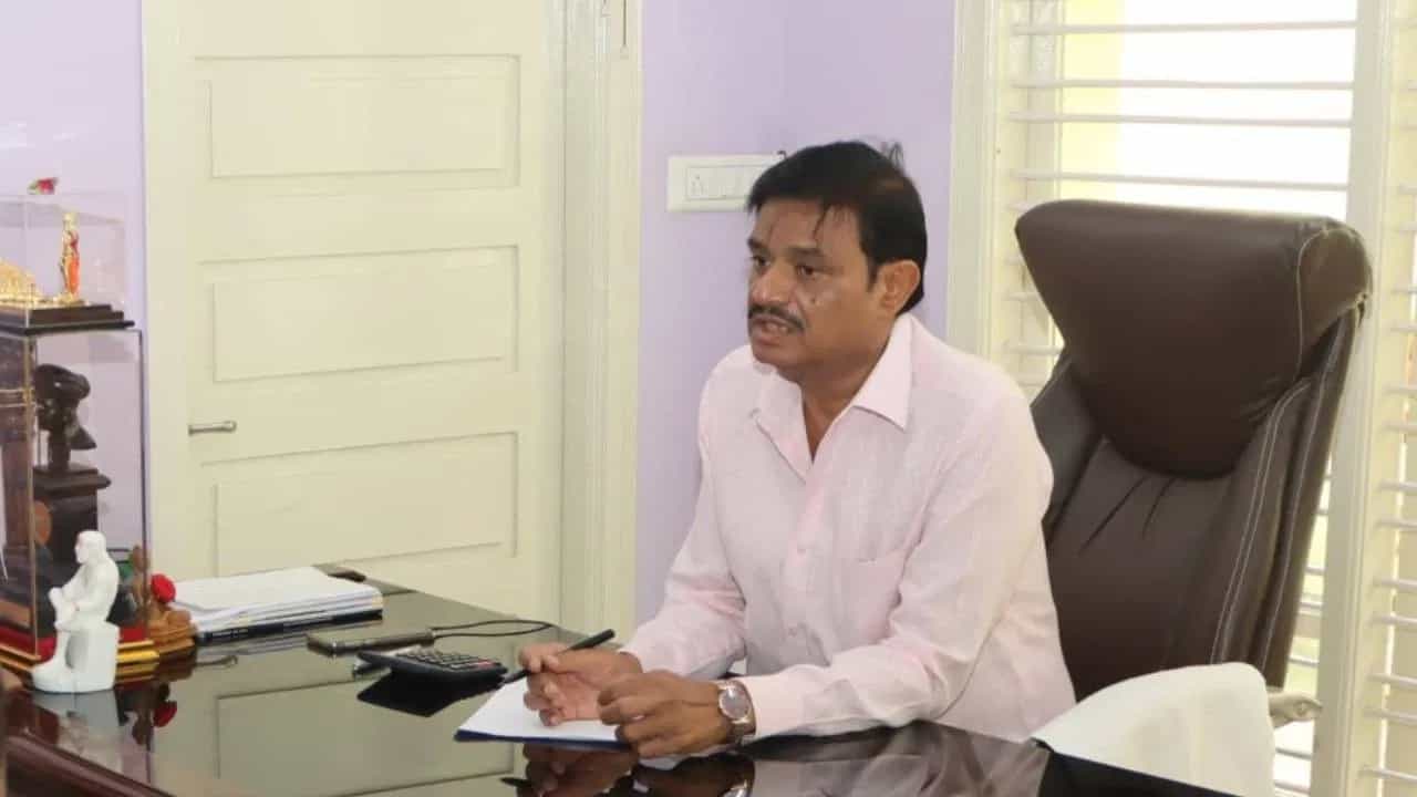 ಜಾತಿ ನಿಂದನೆ, ಅತ್ಯಾಚಾರ ಪ್ರಕರಣ: ಬಿಜೆಪಿ ಶಾಸಕ ಮುನಿರತ್ನ ಮನೆ ಮೇಲೆ ಎಸ್ಐಟಿ ದಾಳಿ ಜಾತಿ ನಿಂದನೆ, ಅತ್ಯಾಚಾರ ಪ್ರಕರಣ: ಬಿಜೆಪಿ ಶಾಸಕ ಮುನಿರತ್ನ ಮನೆ ಮೇಲೆ ಎಸ್ಐಟಿ ದಾಳಿ