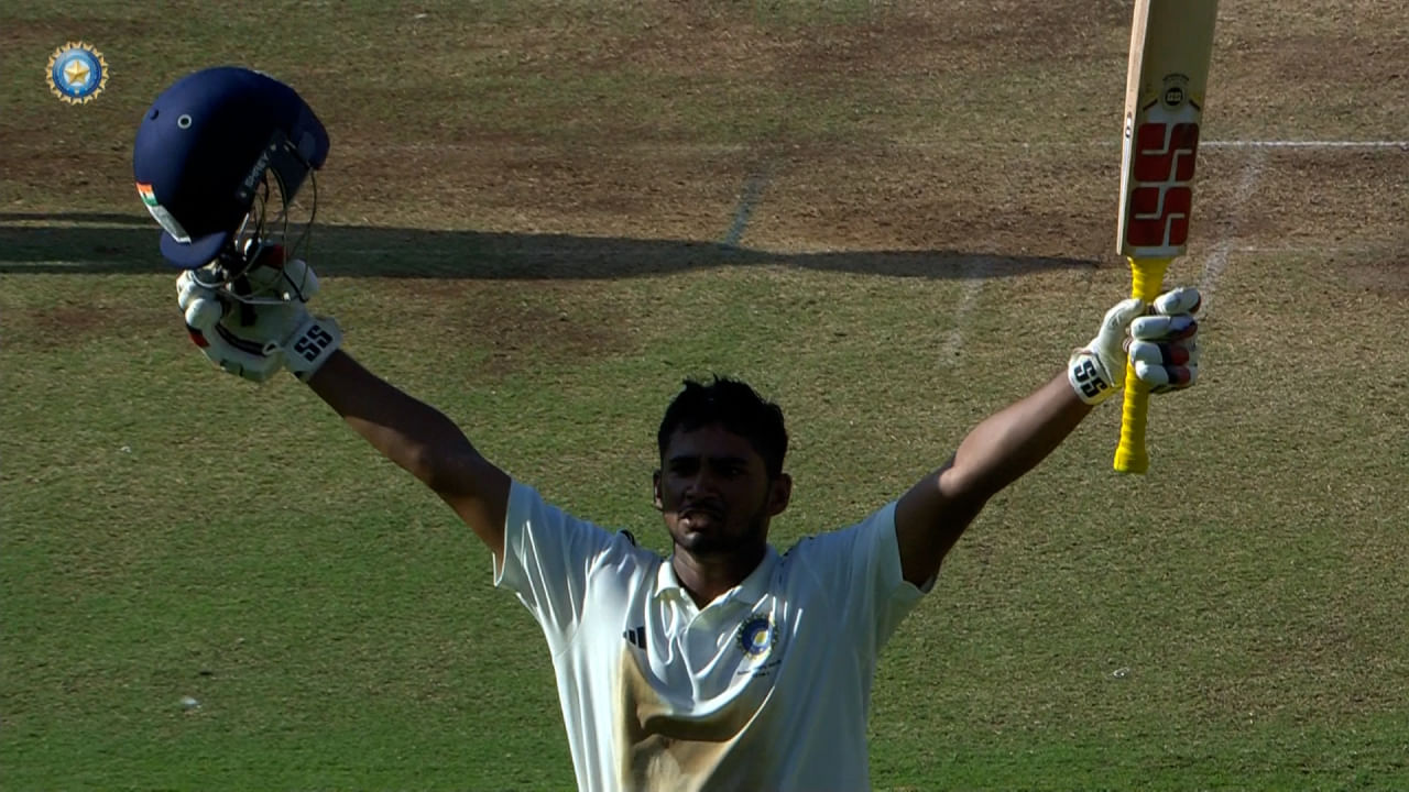 Duleep Trophy 2024: ಒಂದೇ ತಂಡದಲ್ಲಿ ಅಣ್ಣ-ತಮ್ಮ; ಒಂದಂಕಿಗೆ ಅಣ್ಣ ಸುಸ್ತು, ಶತಕ ಸಿಡಿಸಿದ ತಮ್ಮ Duleep Trophy 2024: ಒಂದೇ ತಂಡದಲ್ಲಿ ಅಣ್ಣ-ತಮ್ಮ; ಒಂದಂಕಿಗೆ ಅಣ್ಣ ಸುಸ್ತು, ಶತಕ ಸಿಡಿಸಿದ ತಮ್ಮ