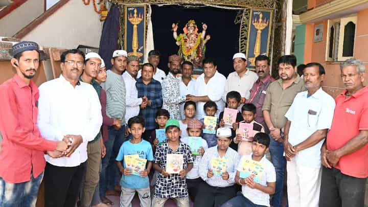 ಮೈಸೂರಿನಲ್ಲಿ ಭಾವೈಕ್ಯತೆ ಮೆರೆದ ಹಿಂದೂ-ಮುಸ್ಲಿಂ ಬಾಂಧವರು ಮೈಸೂರಿನಲ್ಲಿ ಭಾವೈಕ್ಯತೆ ಮೆರೆದ ಹಿಂದೂ-ಮುಸ್ಲಿಂ ಬಾಂಧವರು