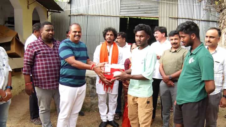 ಮೈಸೂರು ದಸರಾ ಆನೆಗಳ ಮಾವುತ, ಕಾವಾಡಿಗರಿಗೆ ಹಾಟ್ ಬಾಕ್ಸ್ ಗಿಫ್ಟ್ ಮೈಸೂರು ದಸರಾ ಆನೆಗಳ ಮಾವುತ, ಕಾವಾಡಿಗರಿಗೆ ಹಾಟ್ ಬಾಕ್ಸ್ ಗಿಫ್ಟ್