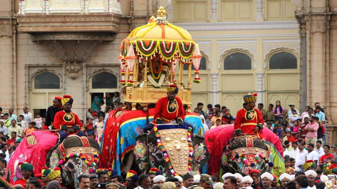 ಮೈಸೂರು ದಸರಾ ಪ್ರಾಯೋಜಕತ್ವದ ಪಟ್ಟಿ ಬಿಡುಗಡೆ: ಜಂಬೂಸವಾರಿ ಪ್ರಾಯೋಜಕತ್ವಕ್ಕೆ 2 ಕೋಟಿ ರೂ ನಿಗದಿ ಮೈಸೂರು ದಸರಾ ಪ್ರಾಯೋಜಕತ್ವದ ಪಟ್ಟಿ ಬಿಡುಗಡೆ: ಜಂಬೂಸವಾರಿ ಪ್ರಾಯೋಜಕತ್ವಕ್ಕೆ 2 ಕೋಟಿ ರೂ ನಿಗದಿ
