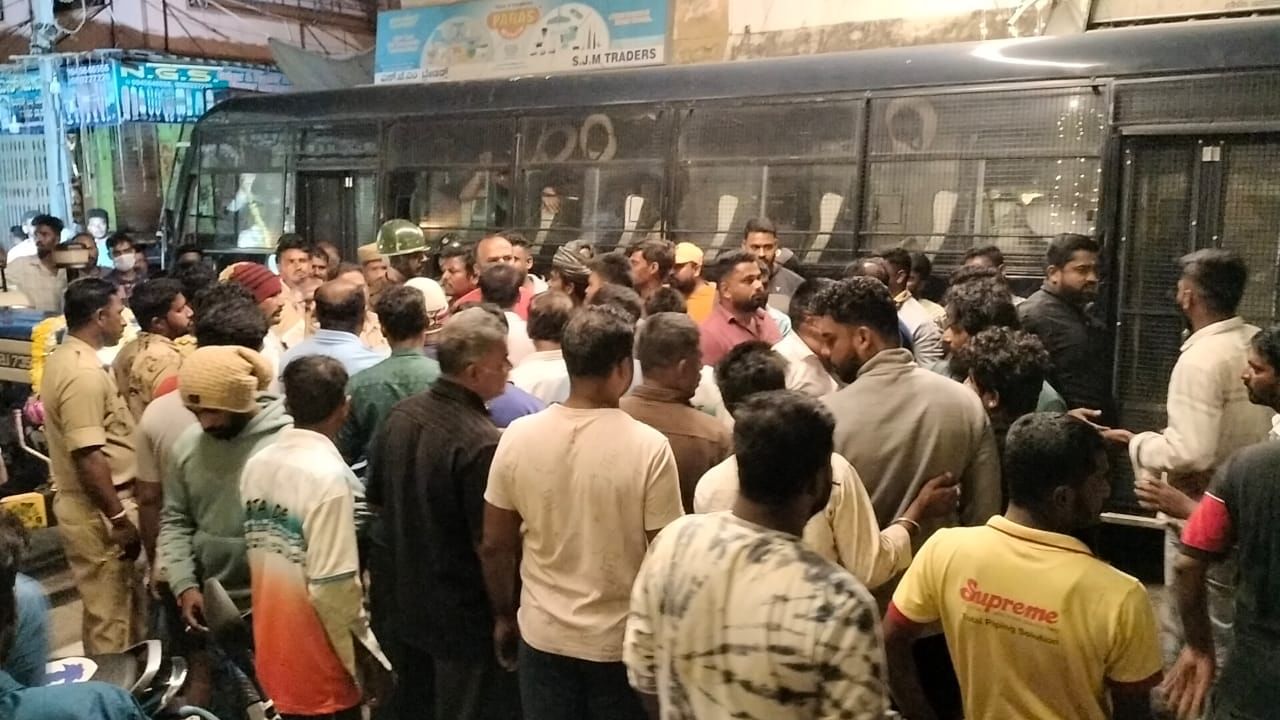 ಮಂಡ್ಯ ನಾಗಮಂಗಲದಲ್ಲಿ ಗಣೇಶ ಮೆರವಣಿಗೆ ವೇಳೆ ಭುಗಿಲೆದ್ದ ಗಲಭೆ: ನಿಷೇಧಾಜ್ಞೆ, ಶಾಲೆ-ಕಾಲೇಜುಗಳಿಗೆ ರಜೆ ಮಂಡ್ಯ ನಾಗಮಂಗಲದಲ್ಲಿ ಗಣೇಶ ಮೆರವಣಿಗೆ ವೇಳೆ ಭುಗಿಲೆದ್ದ ಗಲಭೆ: ನಿಷೇಧಾಜ್ಞೆ, ಶಾಲೆ-ಕಾಲೇಜುಗಳಿಗೆ ರಜೆ